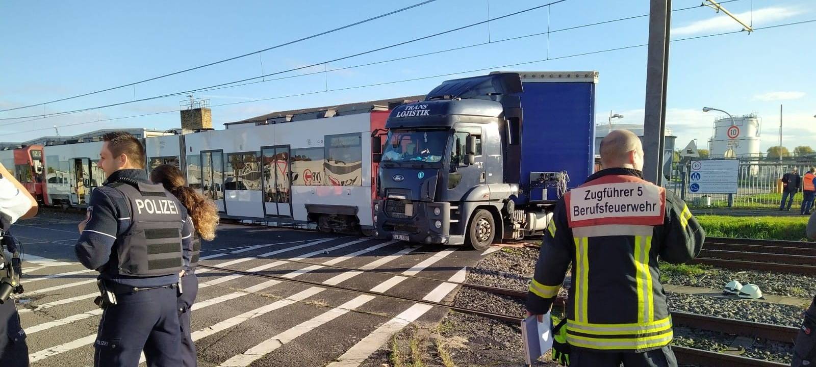 KVB-Bahn in Niehl nach Unfall entgleist