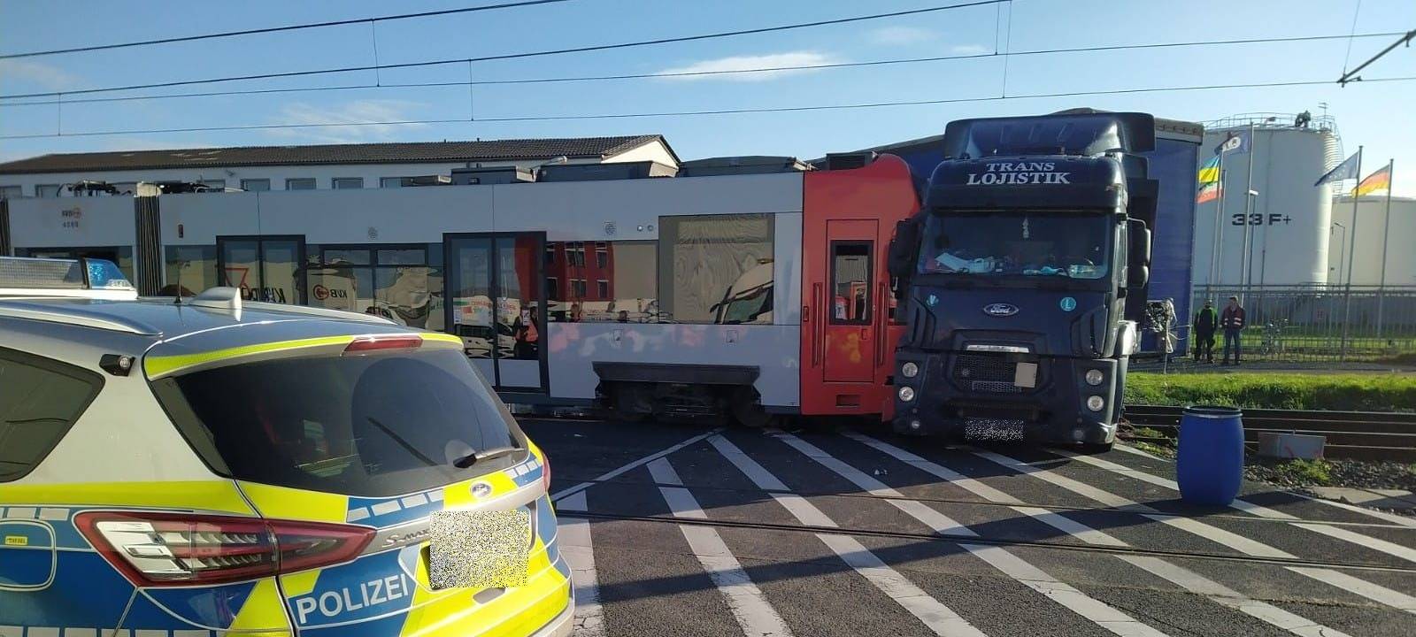 KVB-Bahn in Niehl nach Unfall entgleist