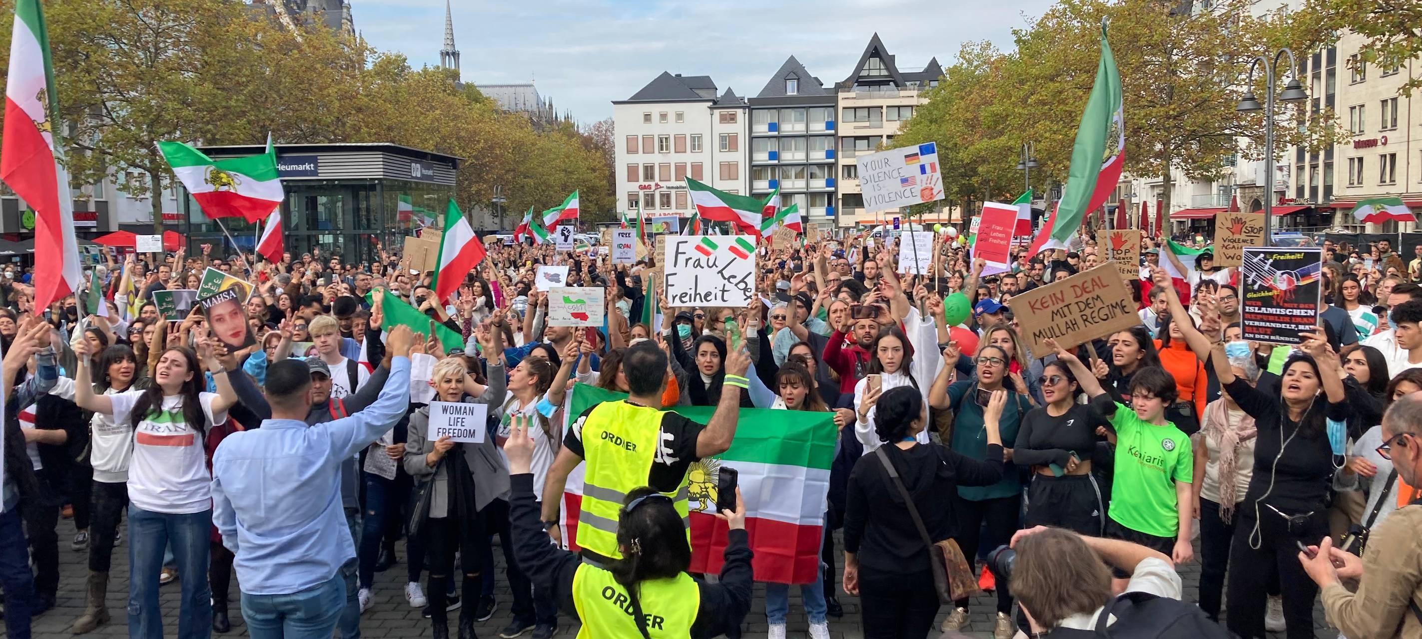 Tausende fordern mehr Freiheit für die Menschen im Iran