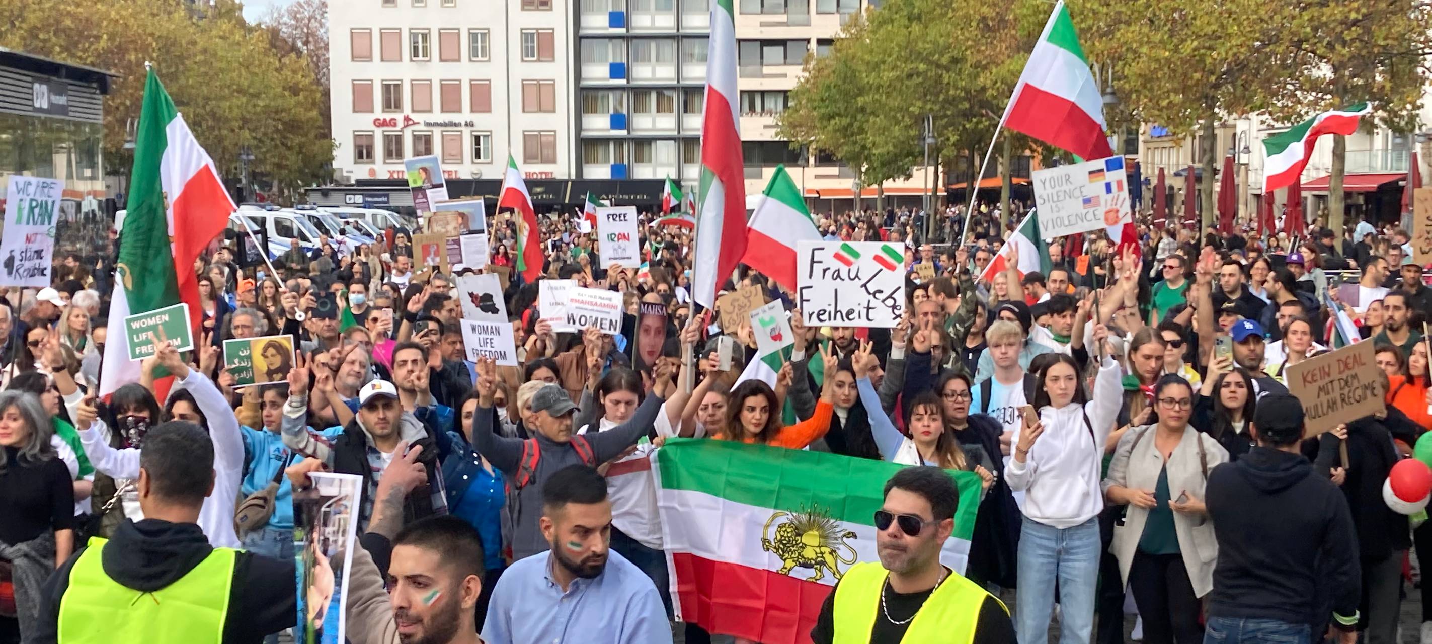 Tausende fordern mehr Freiheit für die Menschen im Iran