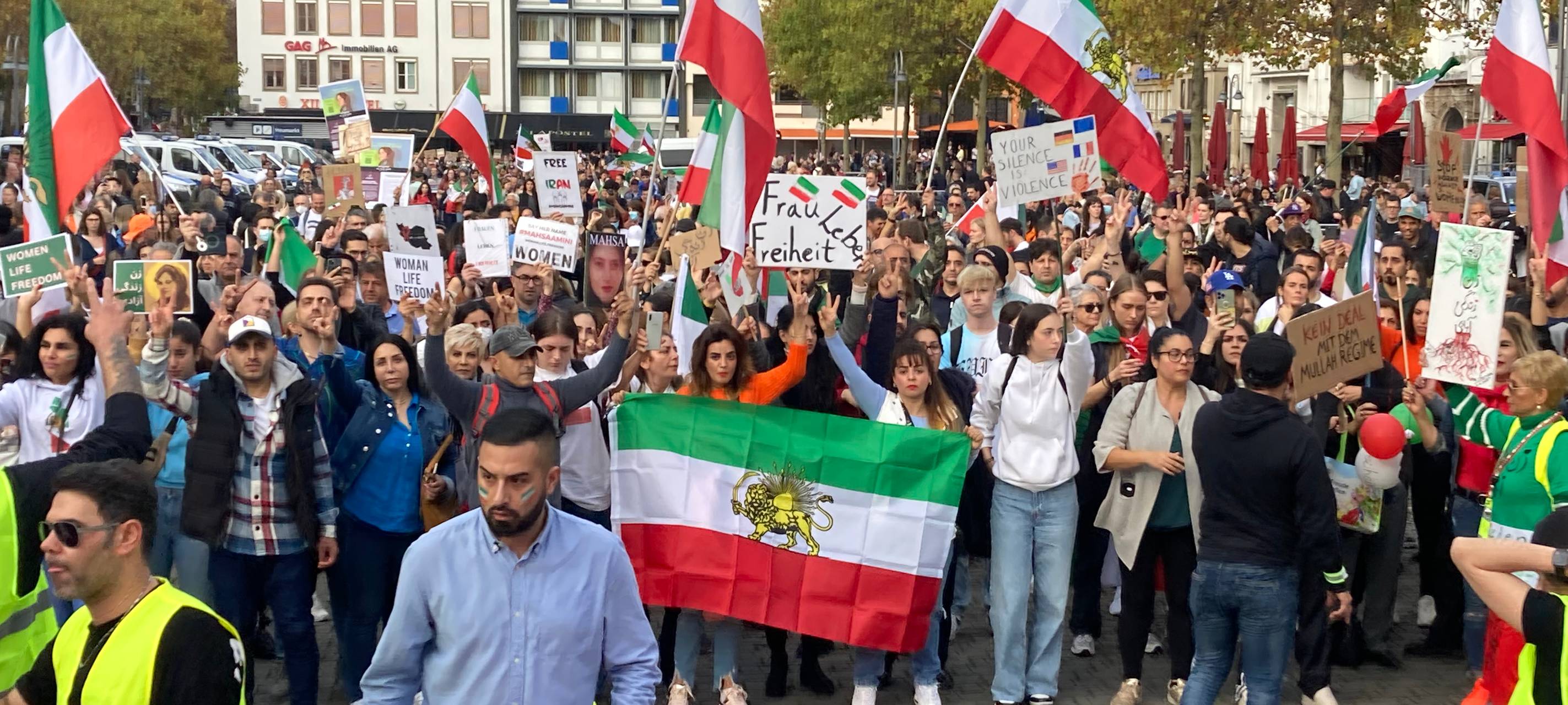 Tausende fordern mehr Freiheit für die Menschen im Iran