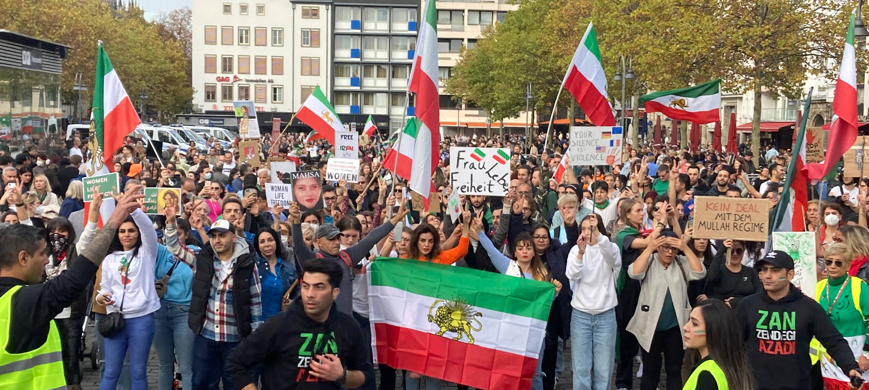 Tausende fordern mehr Freiheit für die Menschen im Iran
