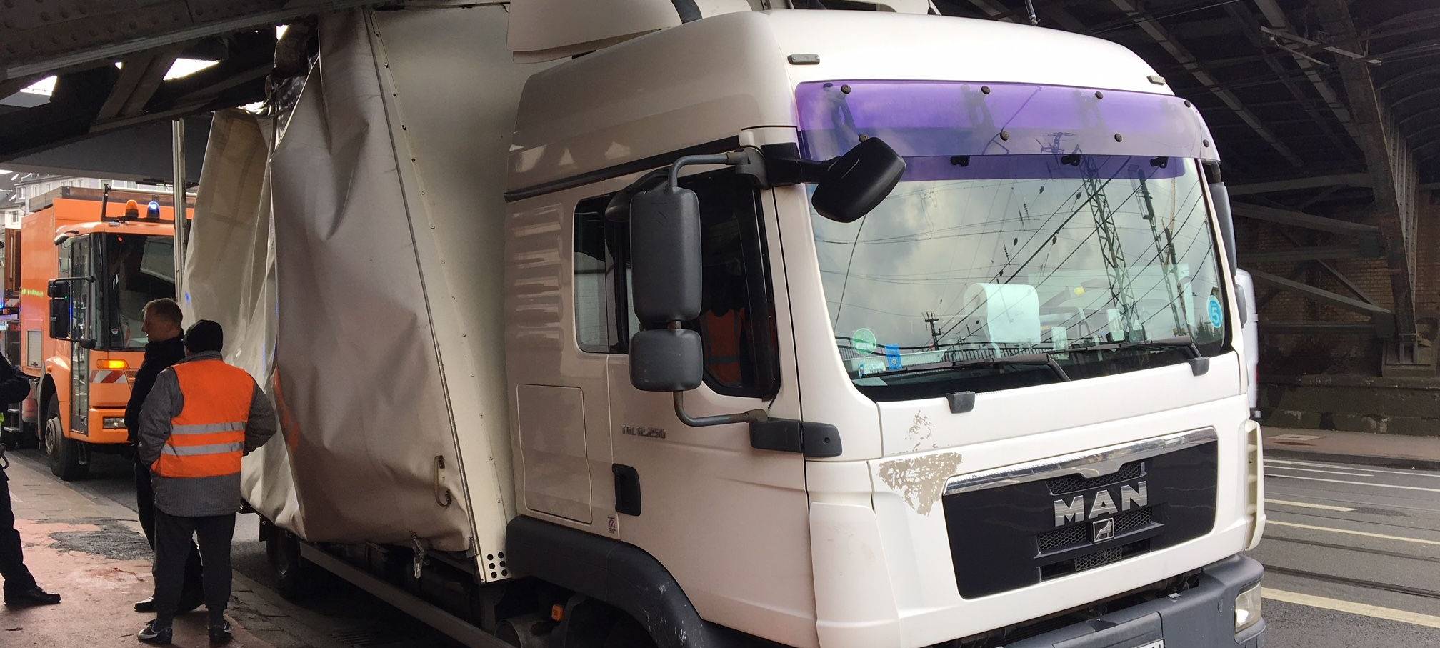 LKW hat sich unter Brücke festgefahren