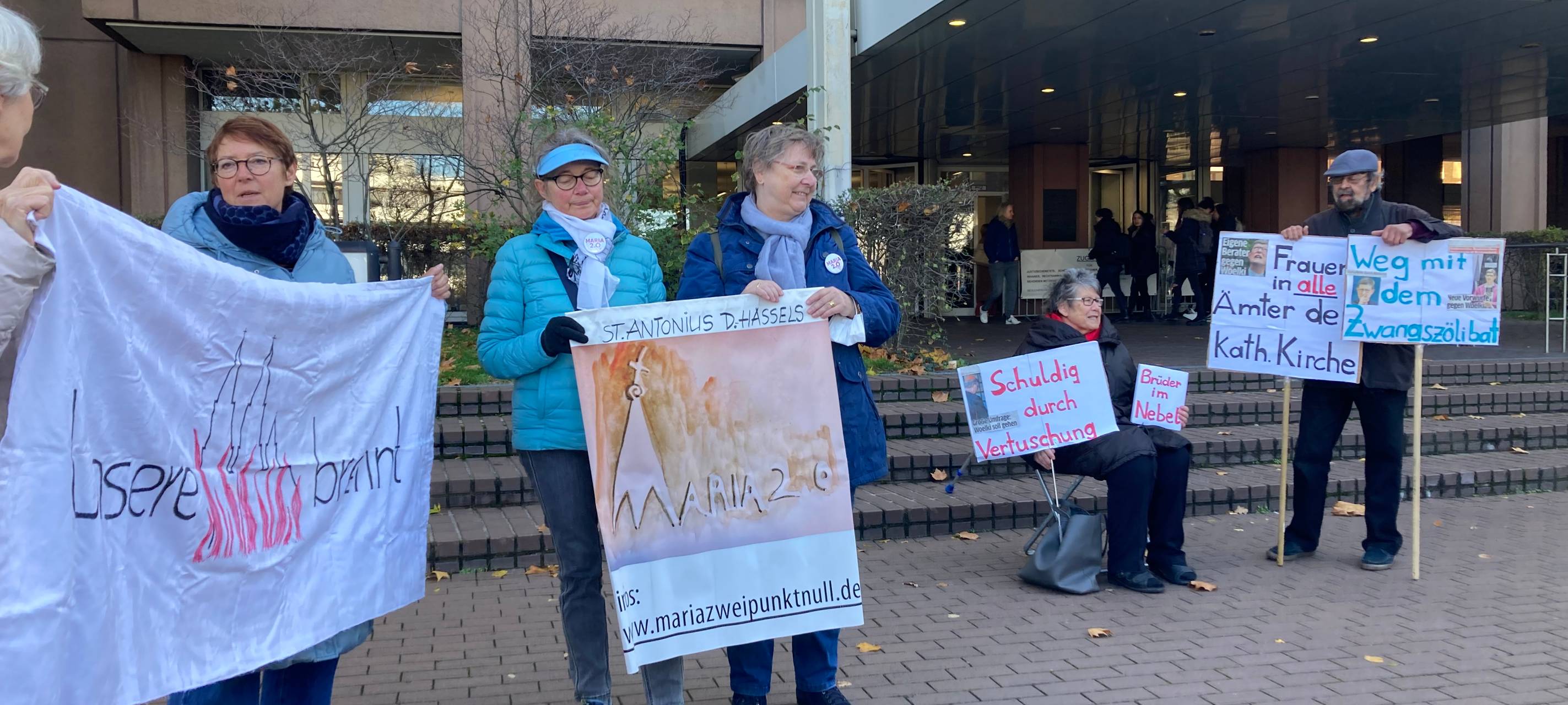 Demo gegen Woelki vor dem Landgericht