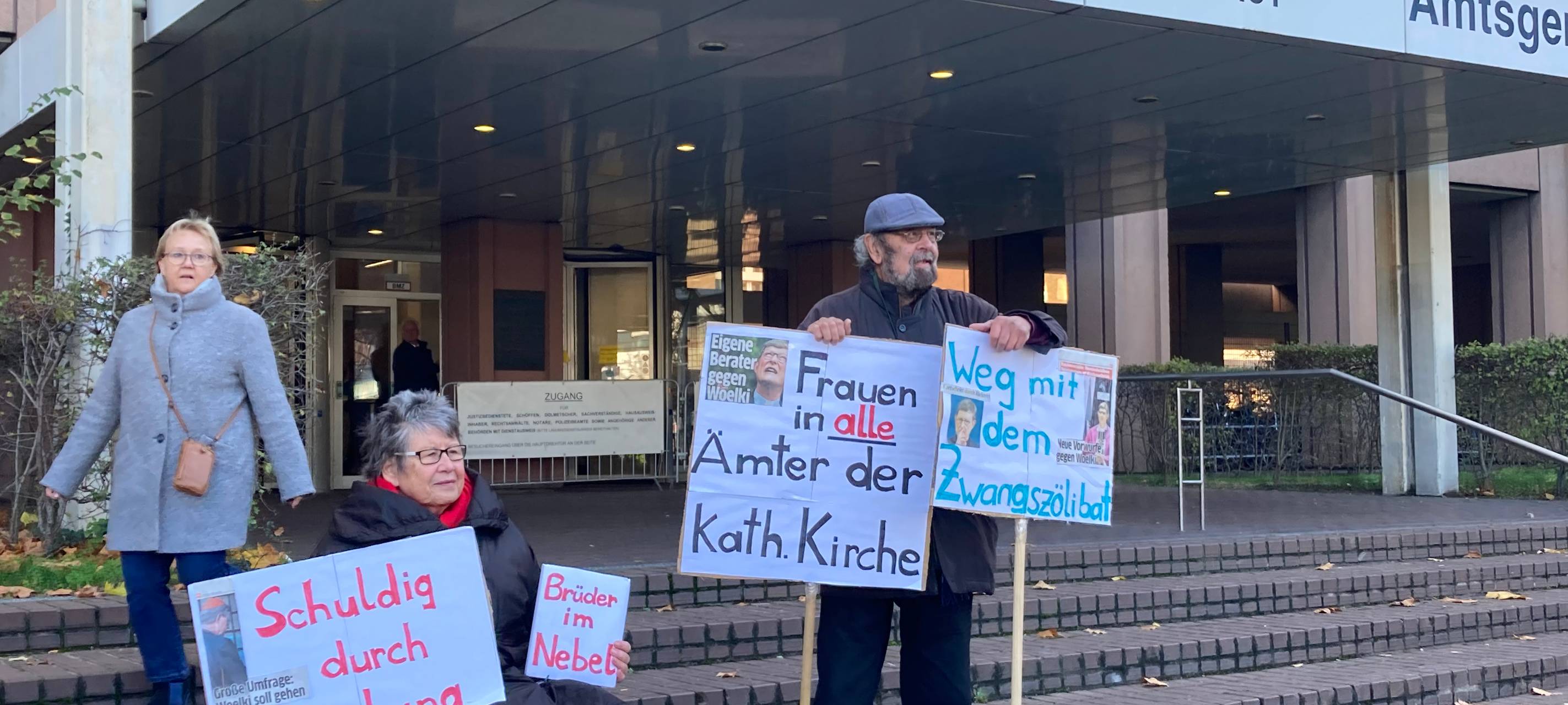 Demo gegen Woelki vor dem Landgericht