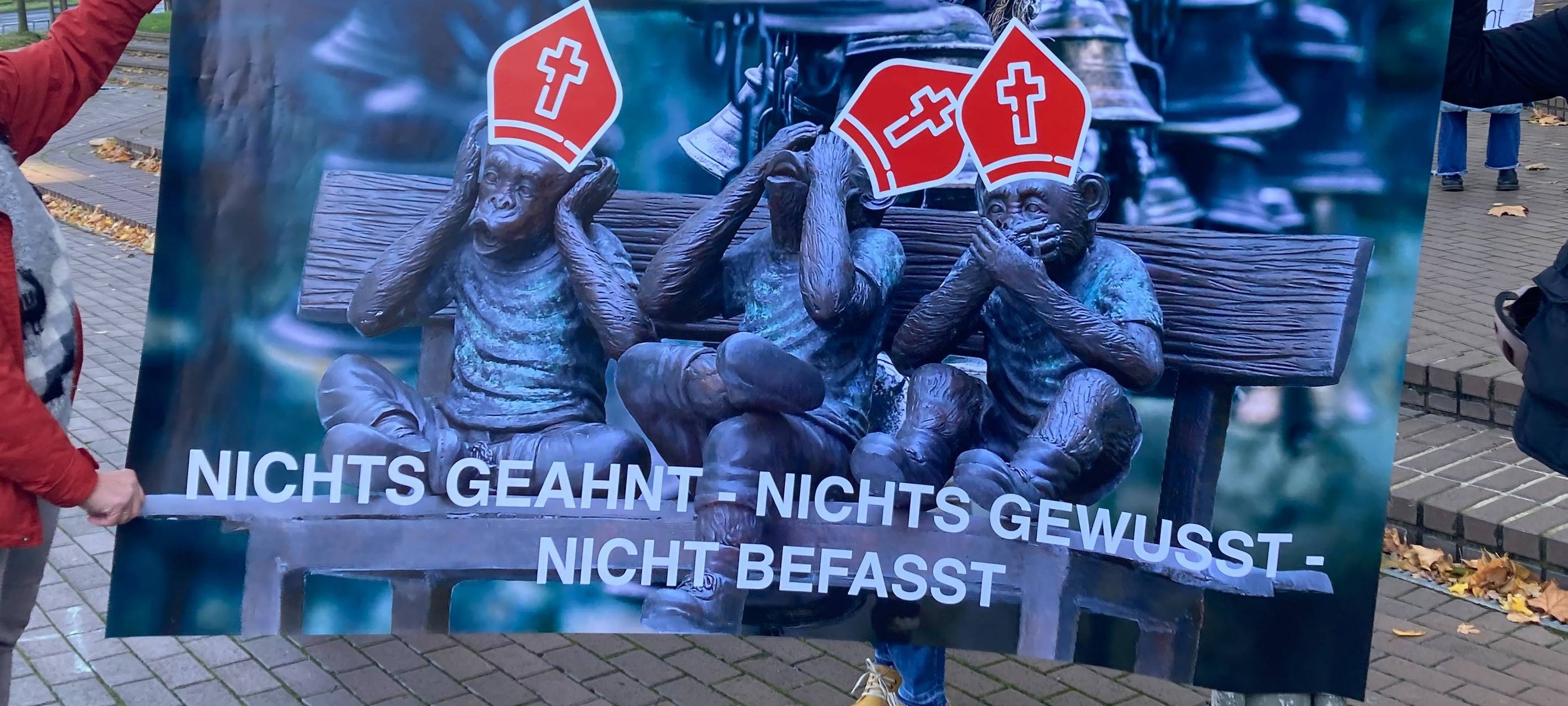 Demo gegen Woelki vor dem Landgericht