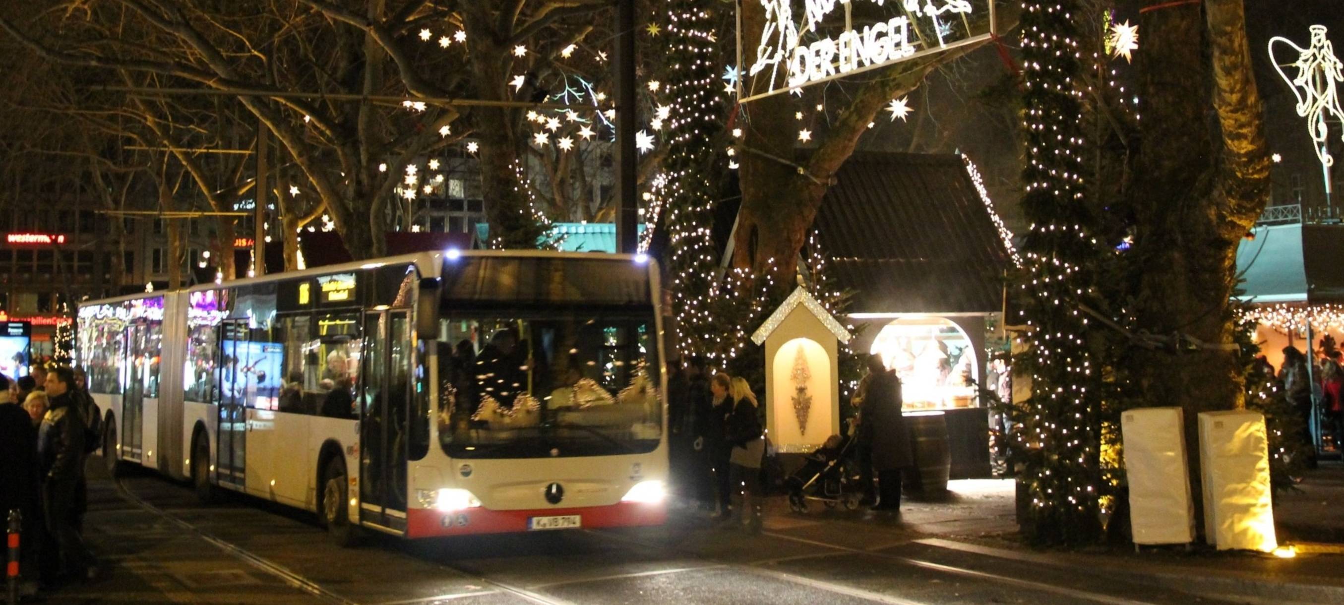 Touristen strömen nach Köln