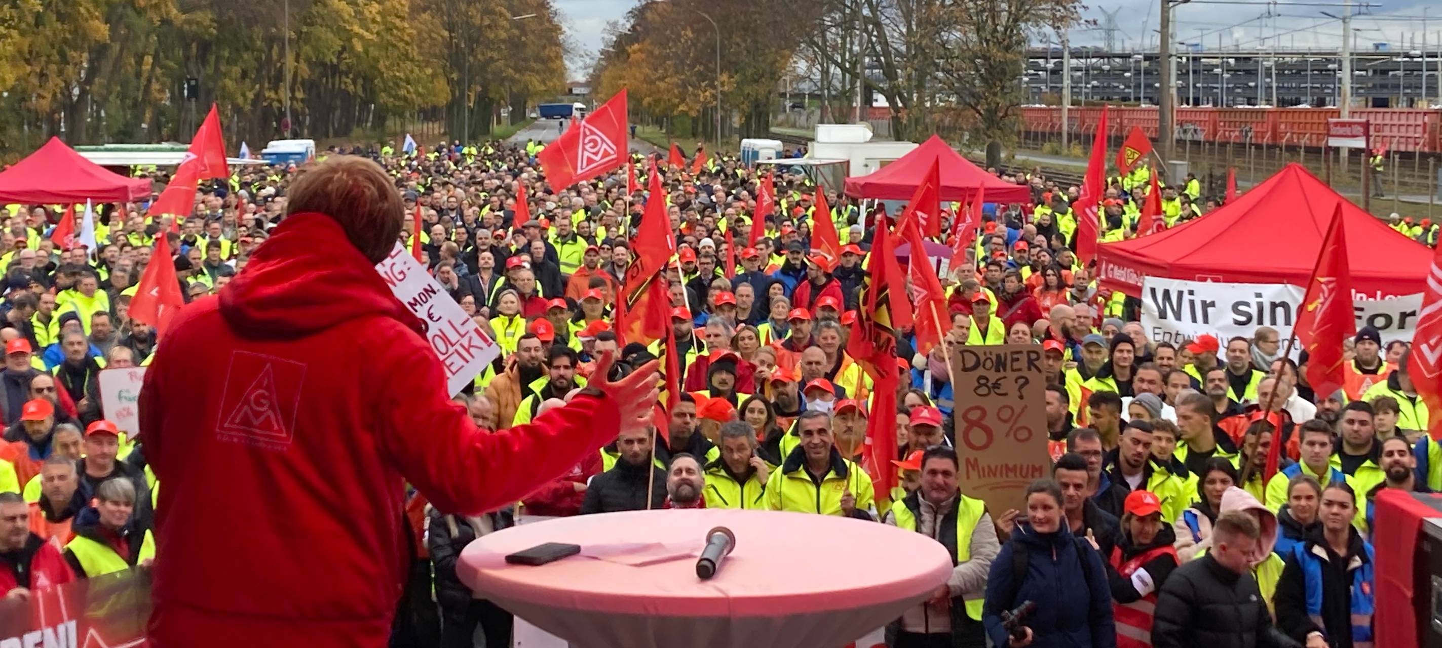 Mitarbeitende von Magna Powertrain protestieren heute
