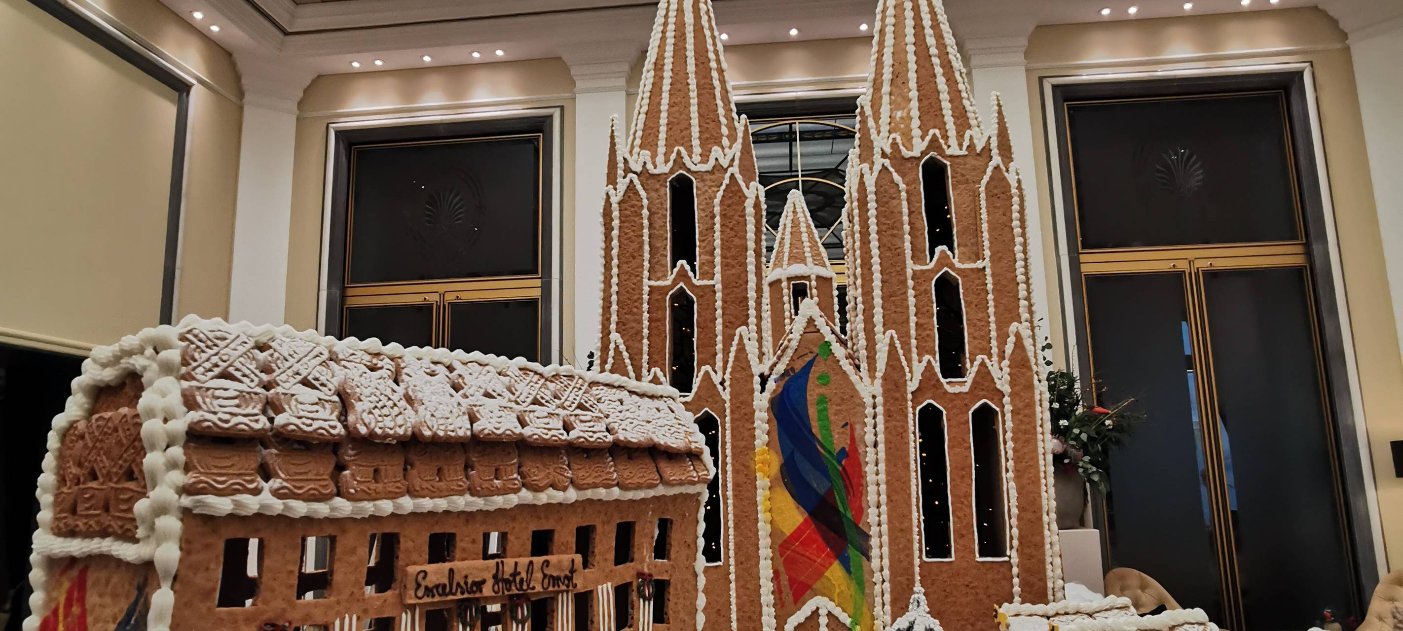 Bunter Lebkuchen-Dom für Lichtblicke zu ersteigern