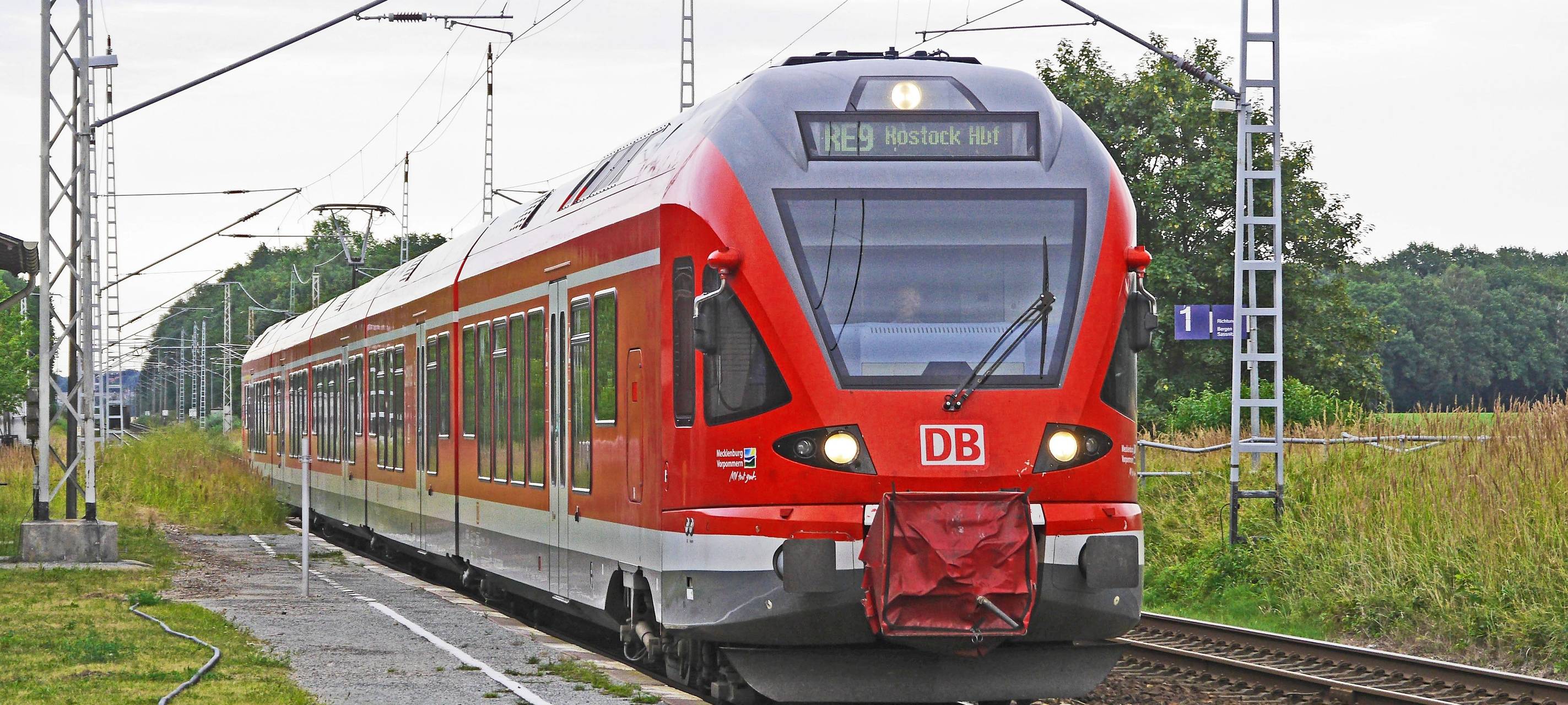 16-Jähriger soll Bahnmitarbeiter mit falscher Waffe bedroht haben