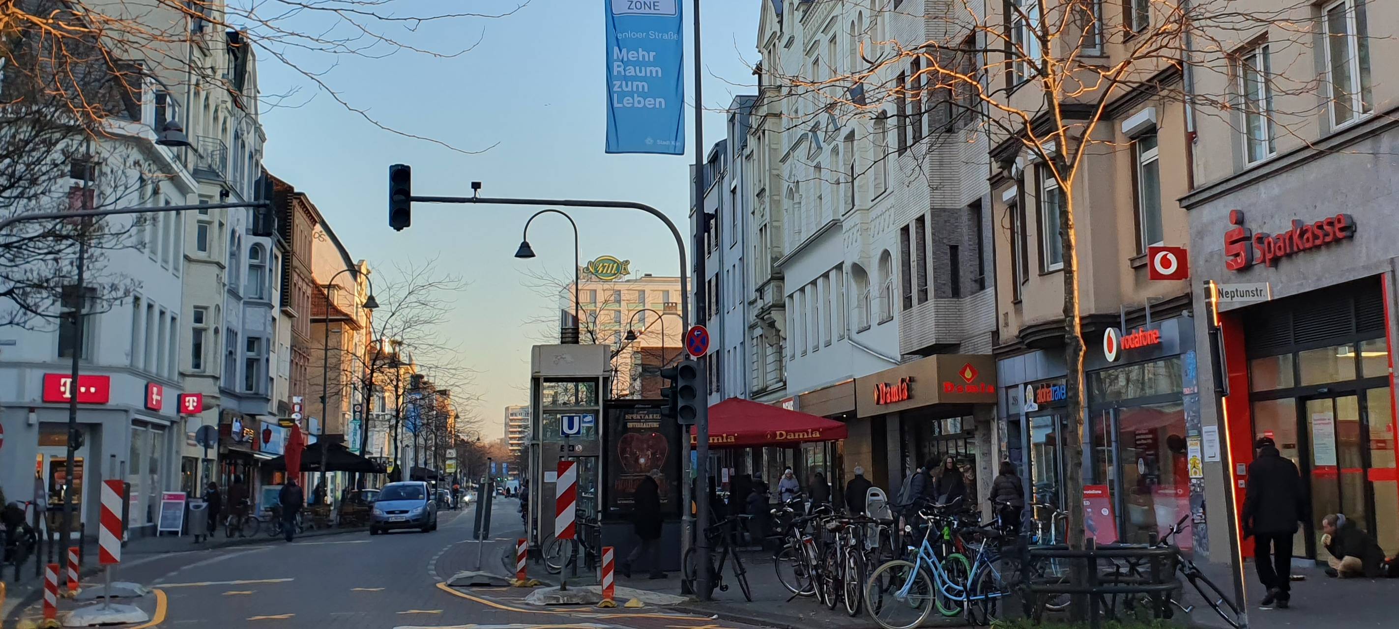 Stadt passt Verkehrsversuch rund um Venloer Straße an