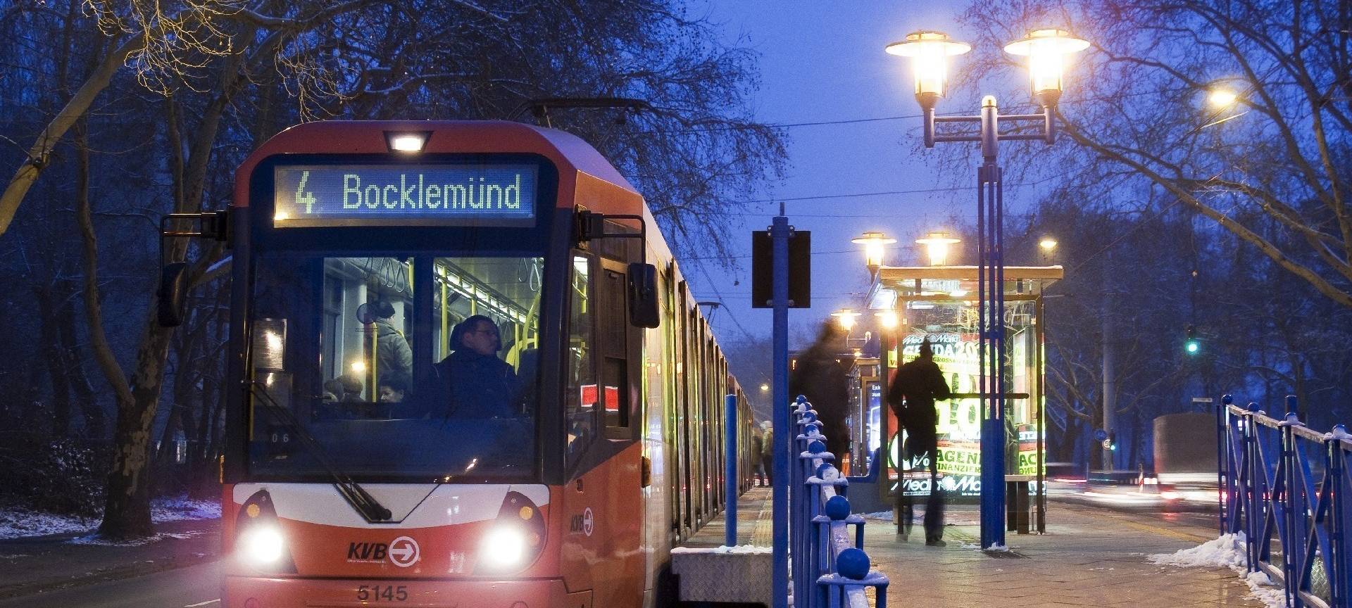 Auto landet im Gleisbett