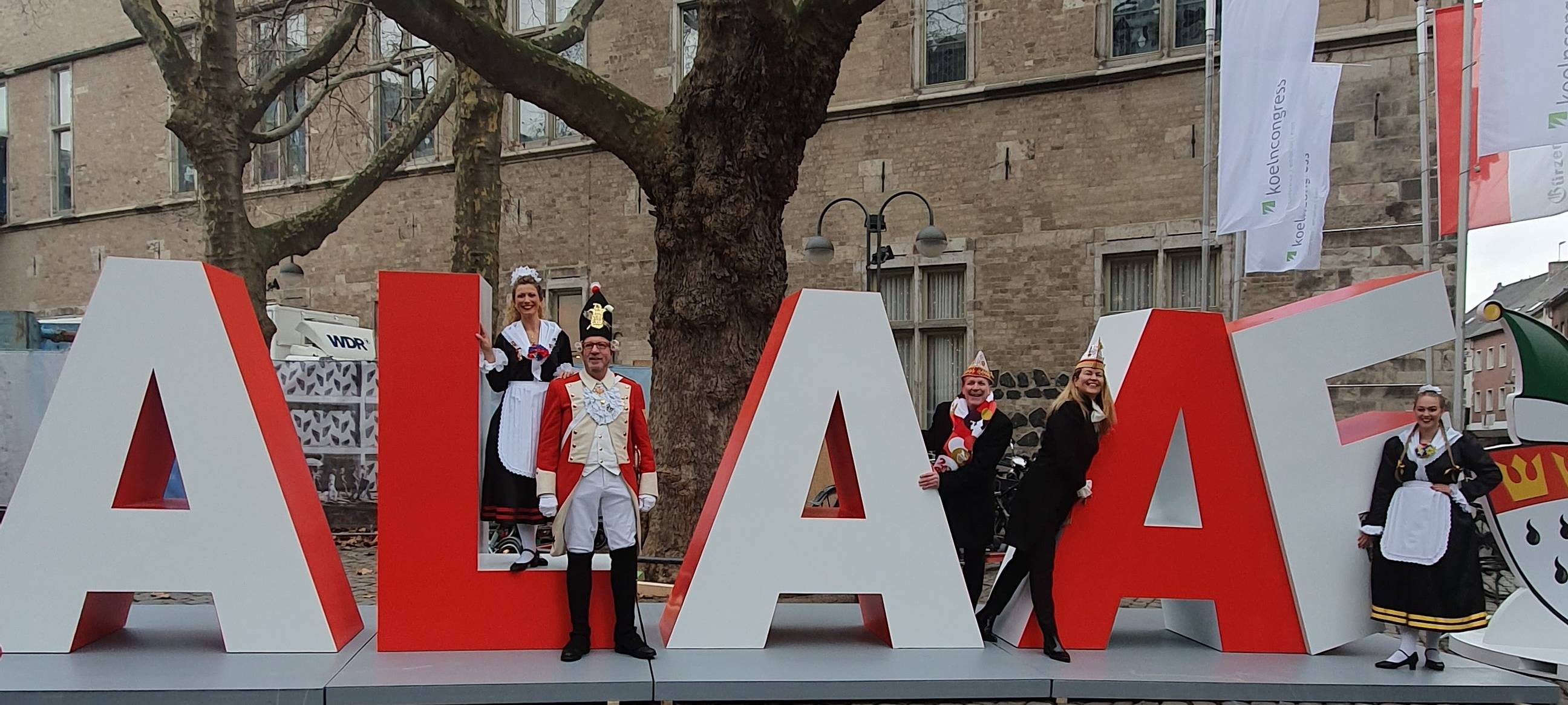 Großes Alaaf-Schild am Gürzenich enthüllt