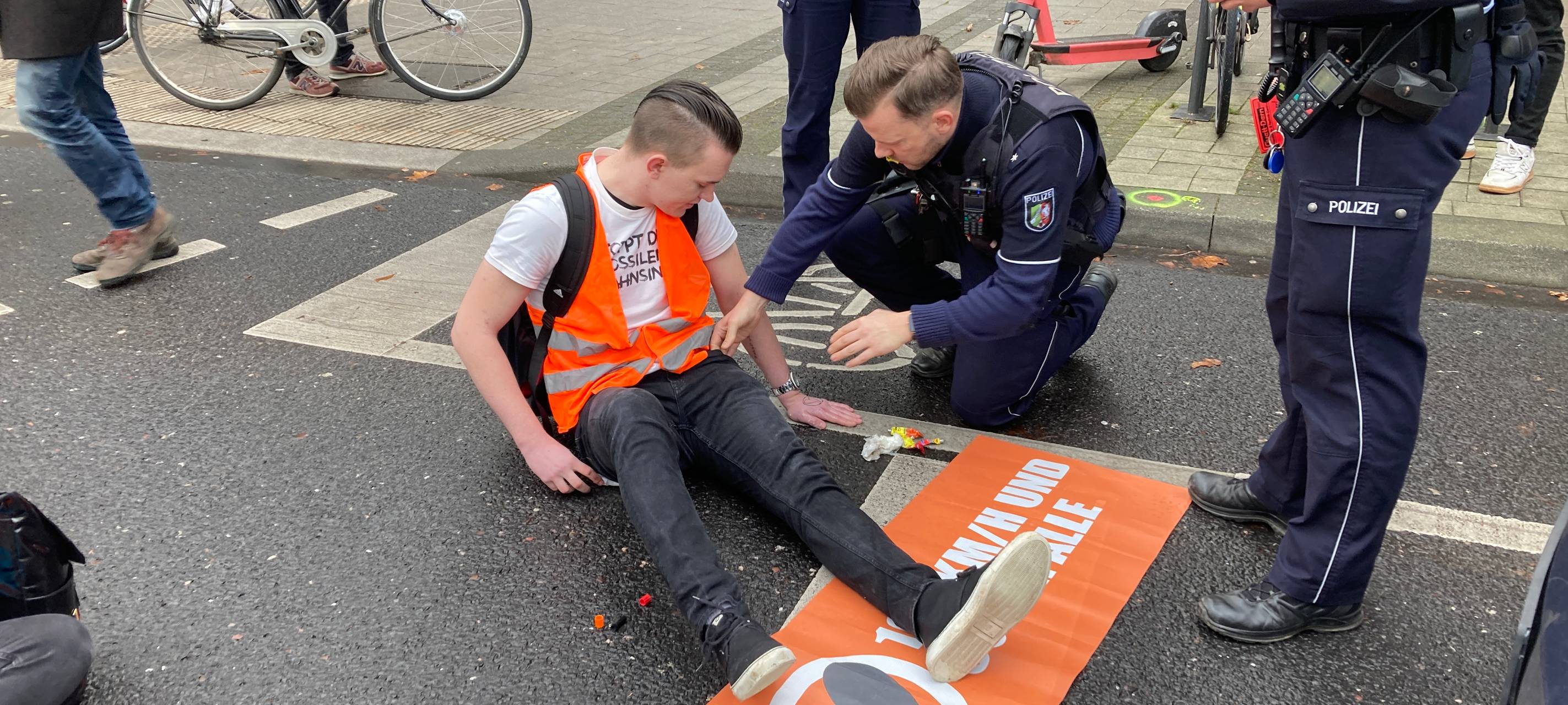 Sitzblockade der "Letzten Generation" in der Innenstadt