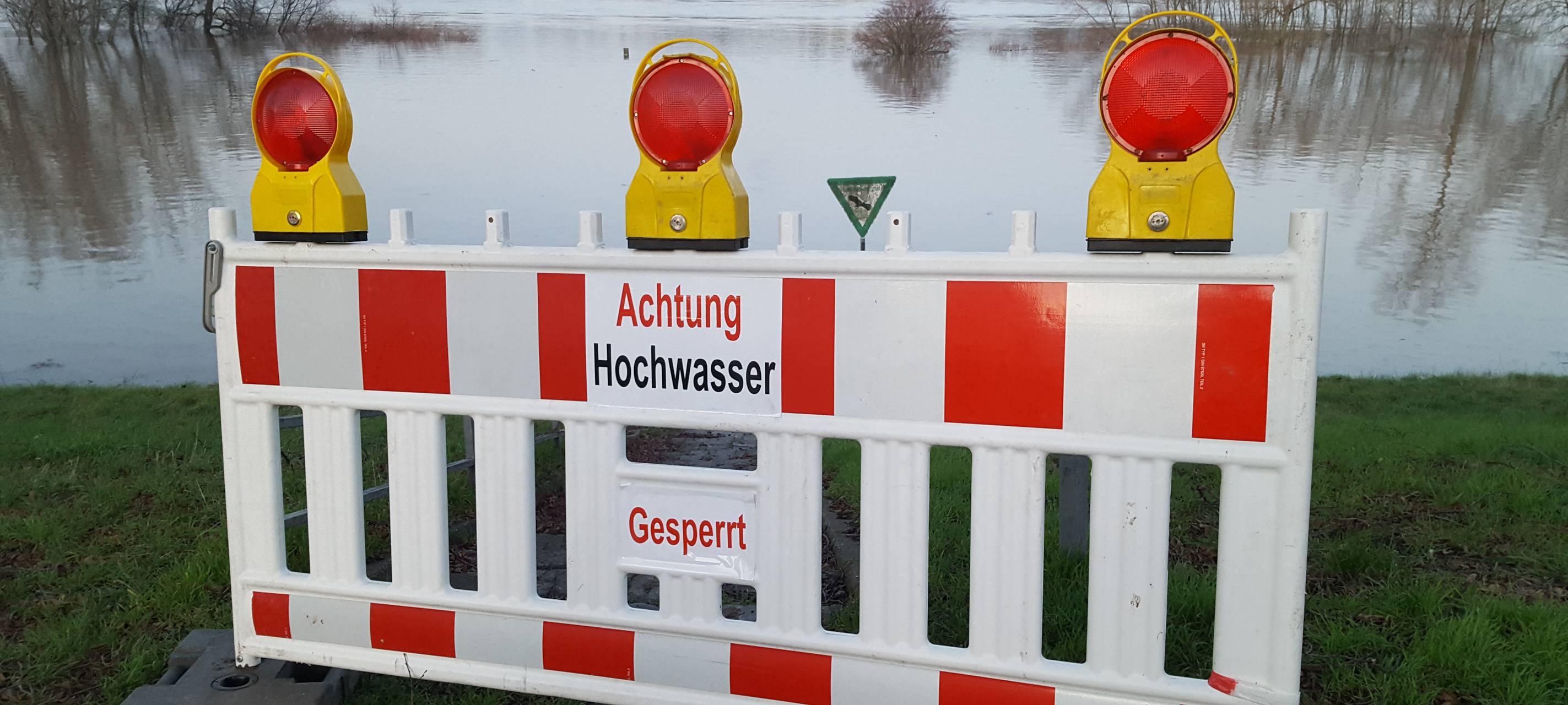 Rhein in Köln über Hochwasser-Marke 1