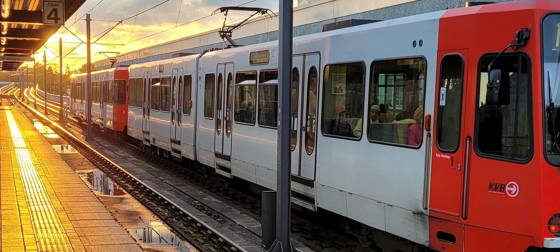 „Macht aus der Bahn keine Dönerbude“ - KVB mit neuem Slogan