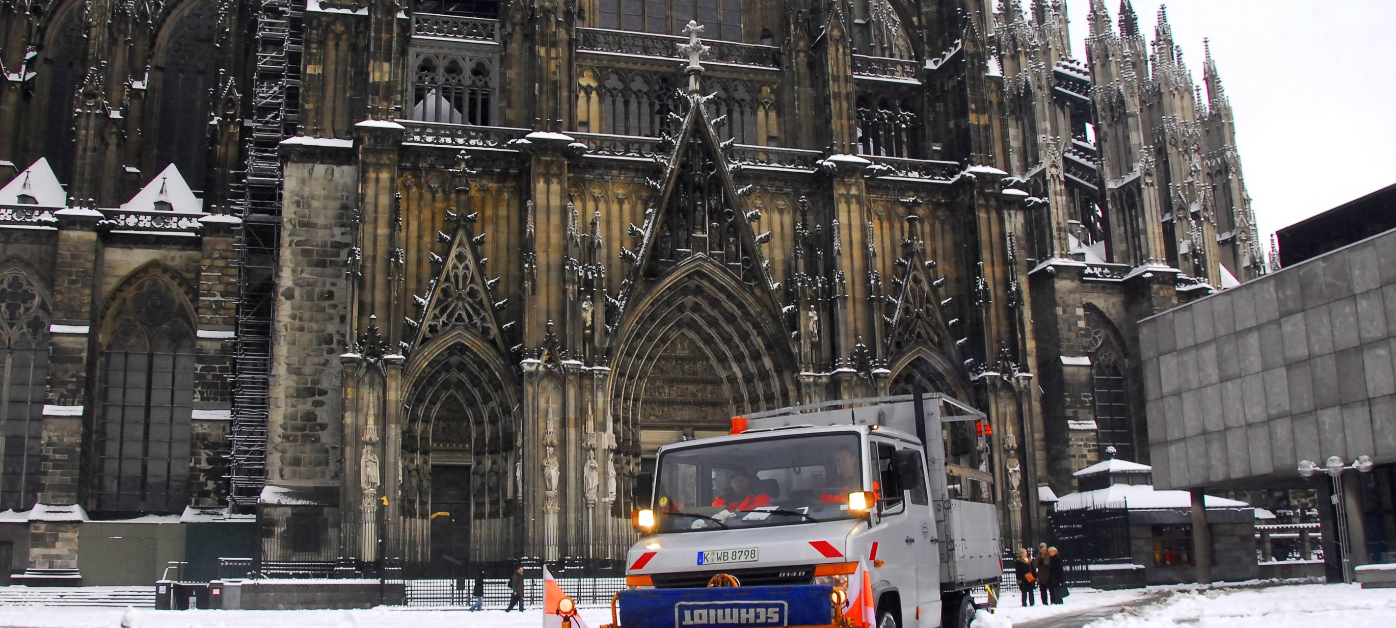Schneefall sorgt für Verkehrsbehinderungen im Kölner Umland