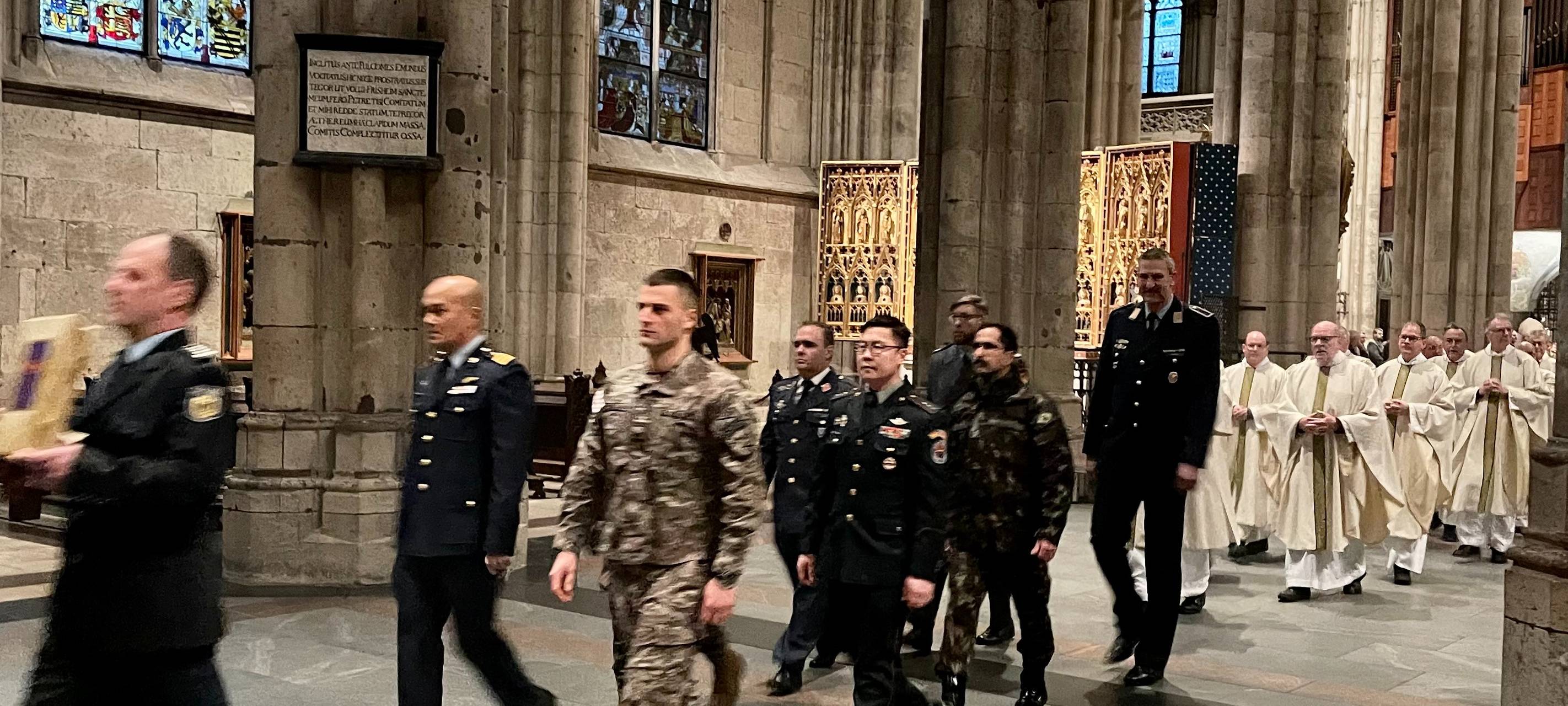 Friedensgebete und Proteste bei Soldatengottesdienst