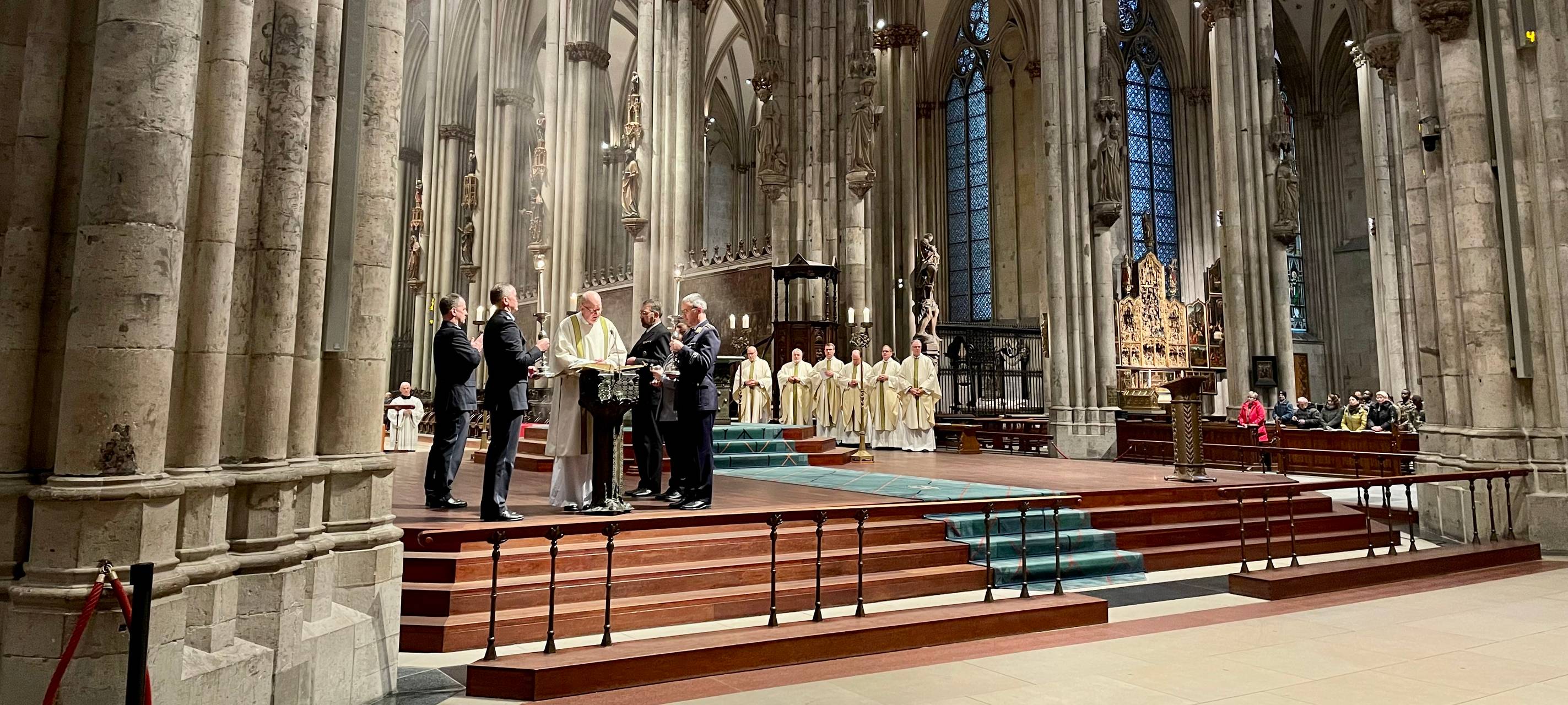 Friedensgebete und Proteste bei Soldatengottesdienst