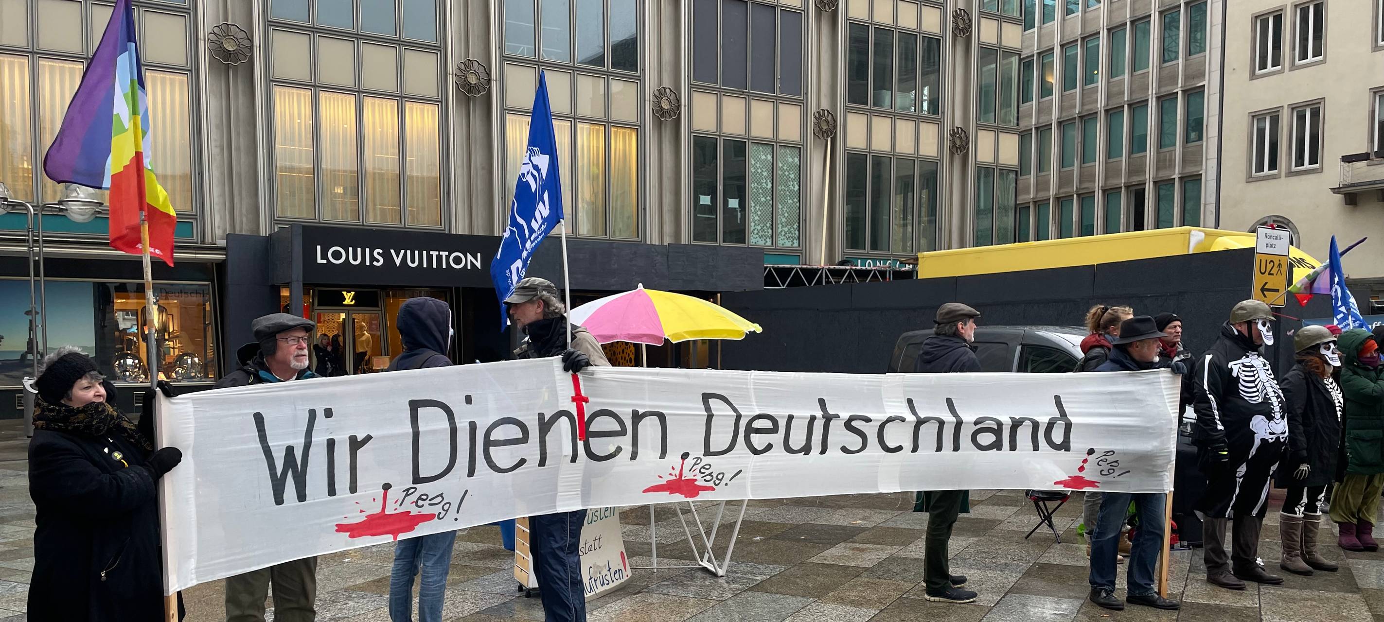 Friedensgebete und Proteste bei Soldatengottesdienst