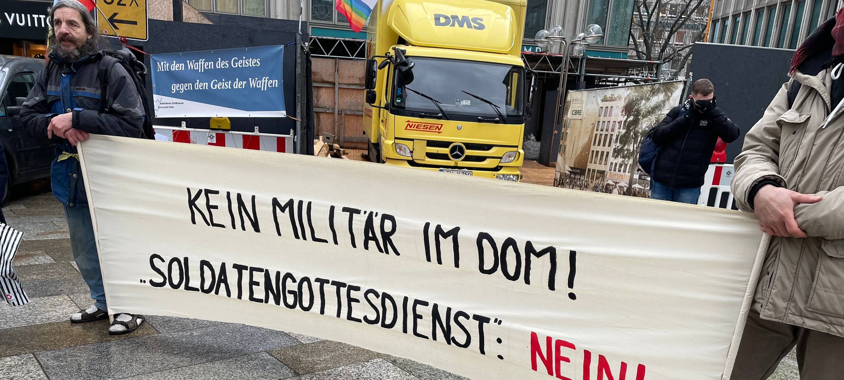 Friedensgebete und Proteste bei Soldatengottesdienst