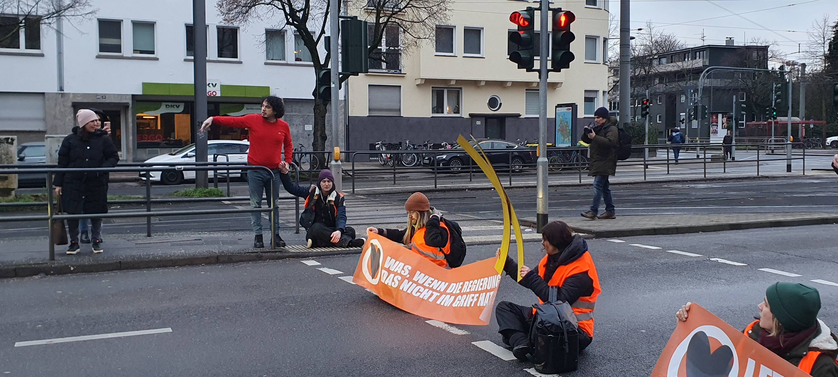 Aktivisten blockieren Aachener Straße in Braunsfeld