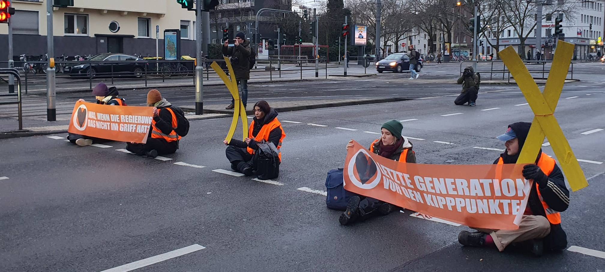 Aktivisten blockieren Aachener Straße in Braunsfeld