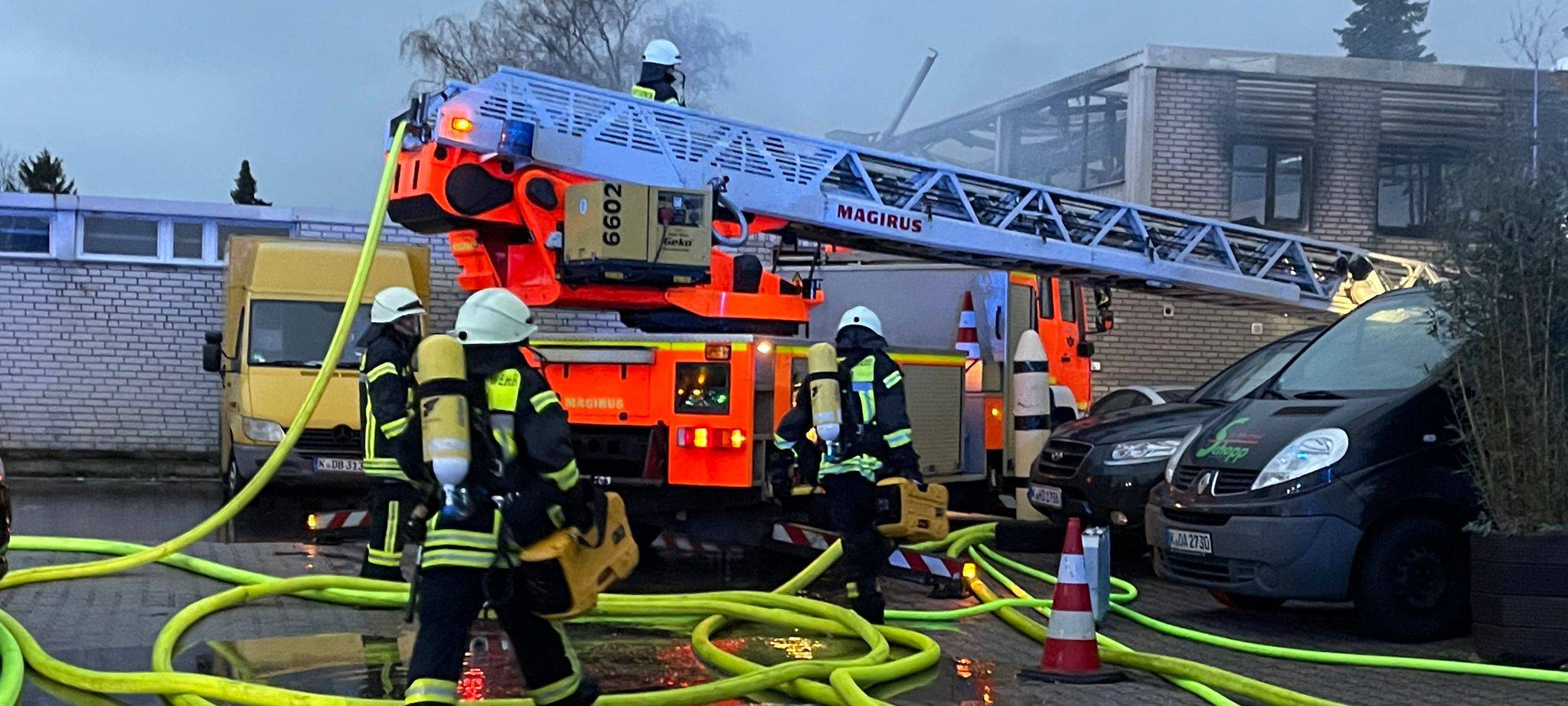 Werkstatt-Brand in Bickendorf gelöscht