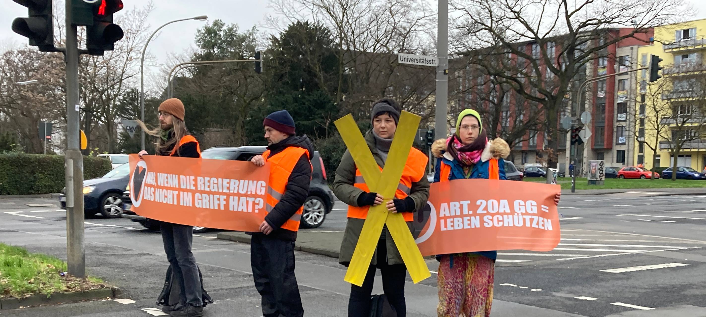 Klimaaktivisten der Letzten Generation auf der Universitätsstraße