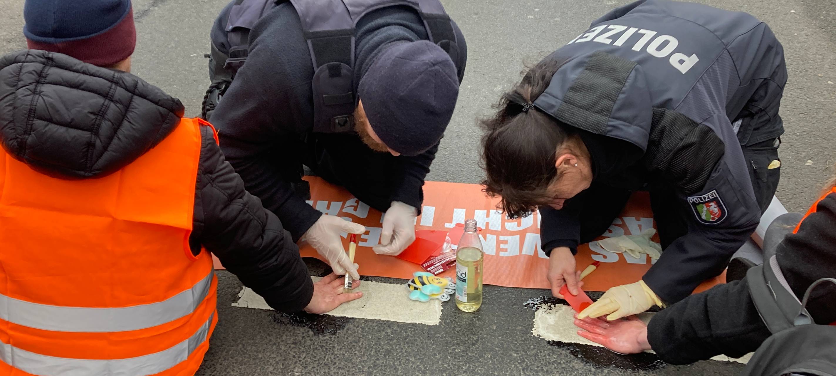 Klimaaktivisten der Letzten Generation auf der Universitätsstraße