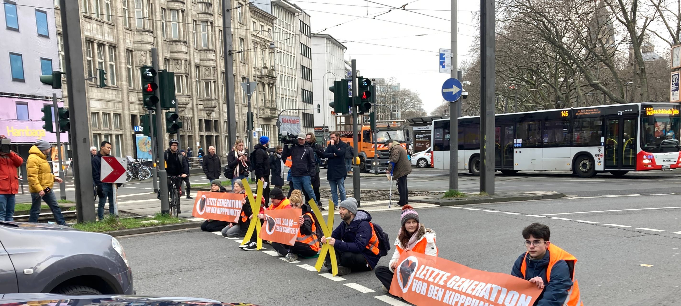 Klimaaktivisten der Letzten Generation blockieren den Neumarkt
