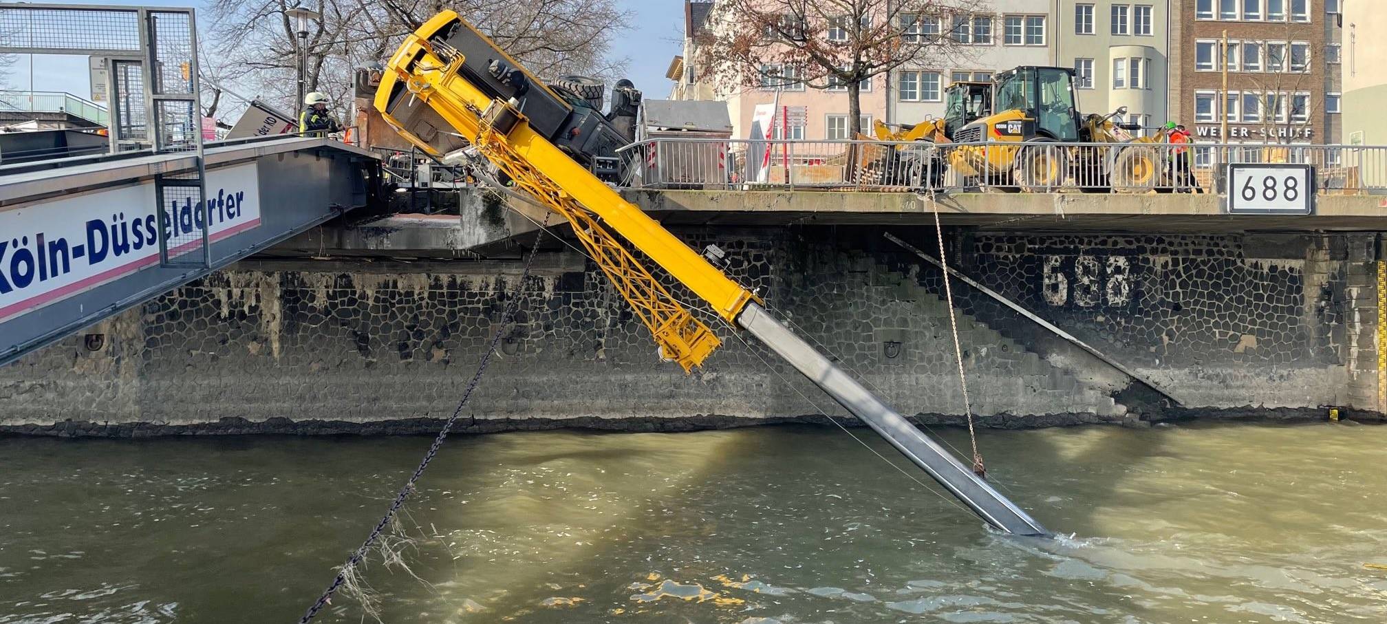 Kran kippt kopfüber in den Rhein