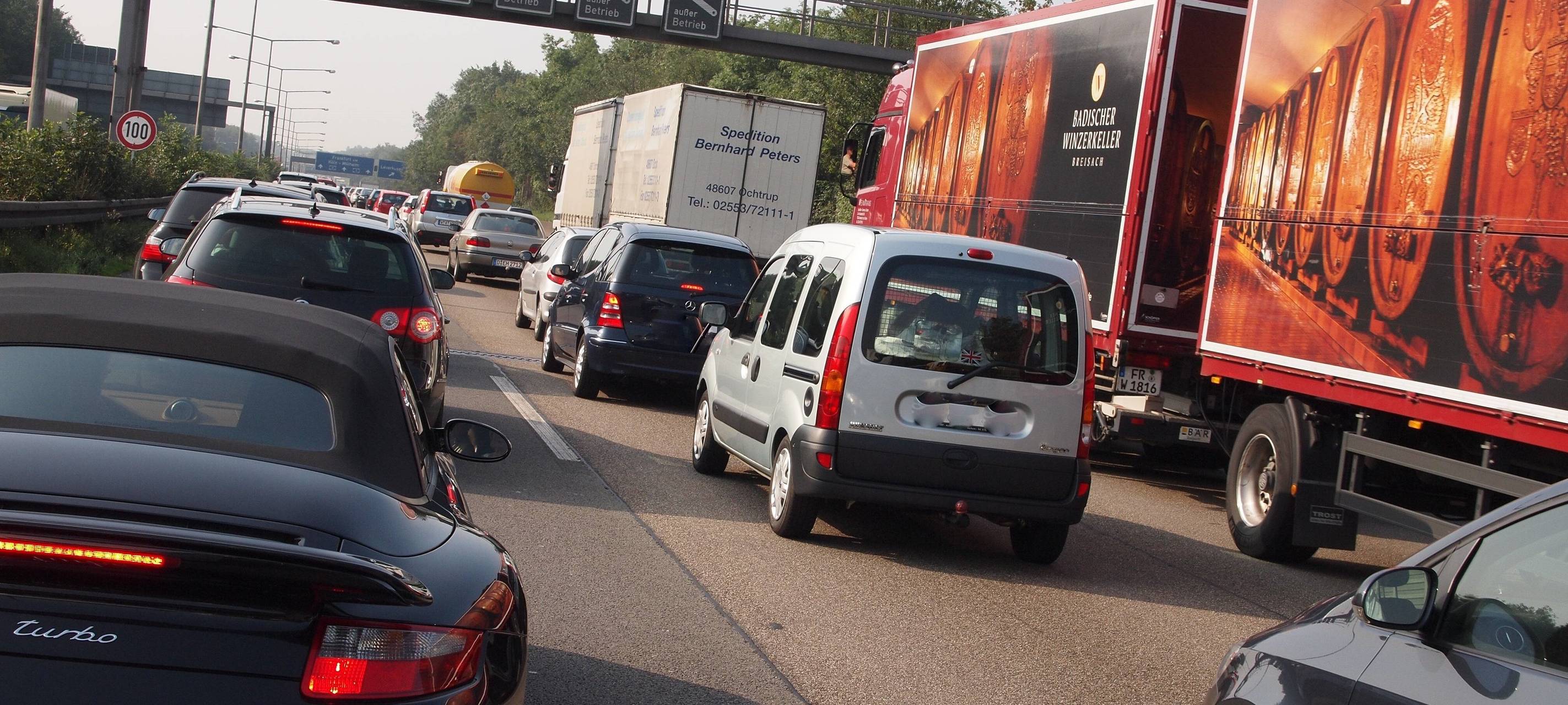 Stehen auf dem Kölner Autobahnring - NRW ist Stauland Nr.1