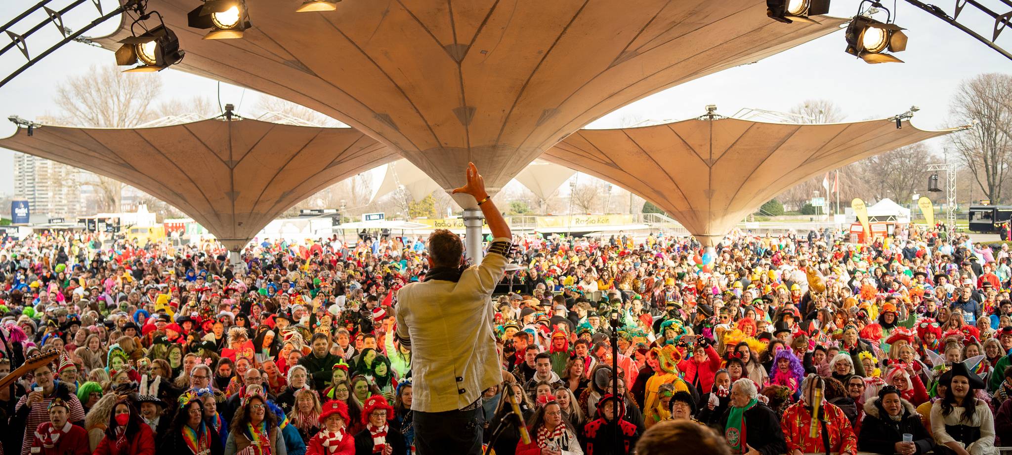 ALAAF! Unsere Weiberfastnachtsbühne am Tanzbrunnen
