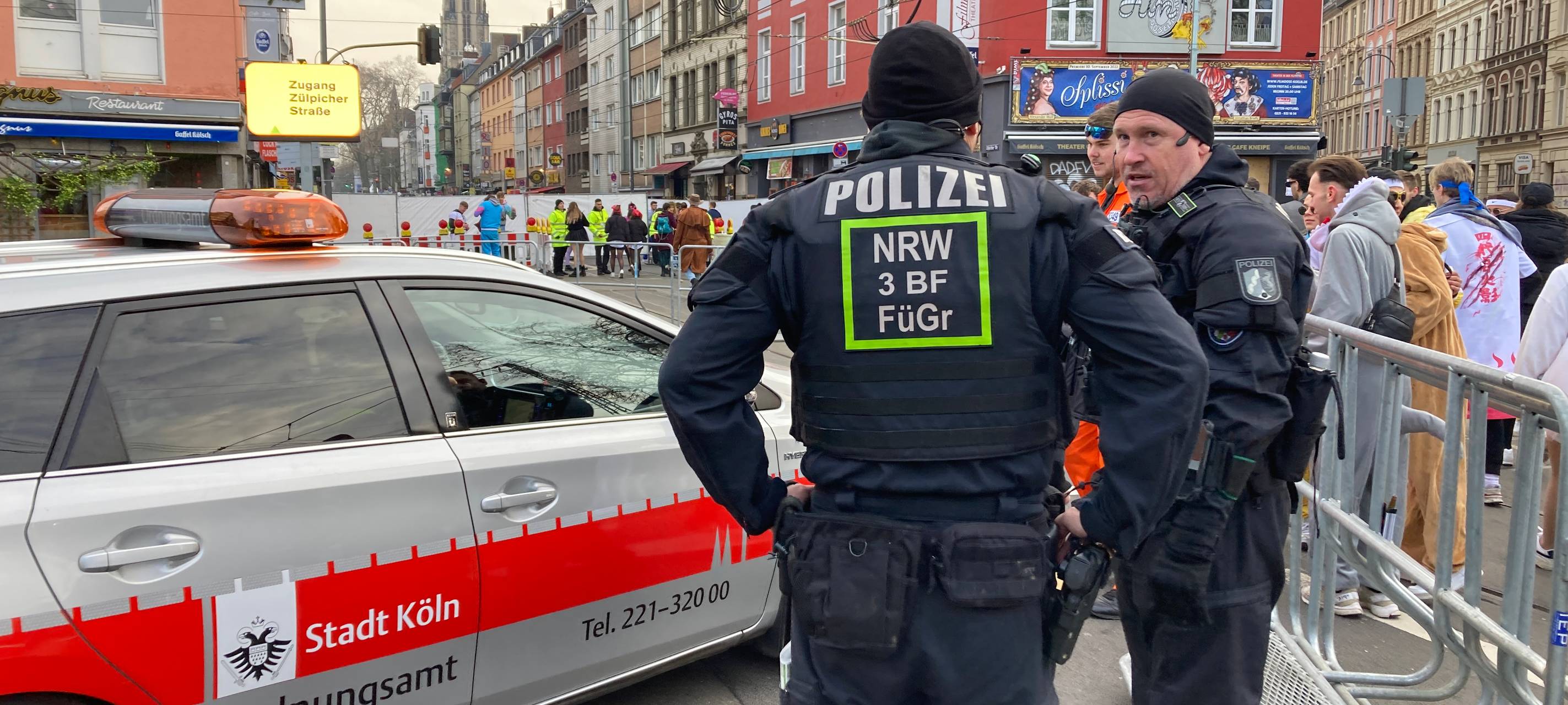Einsatzkräfte an Karnevalstagen im Großaufgebot