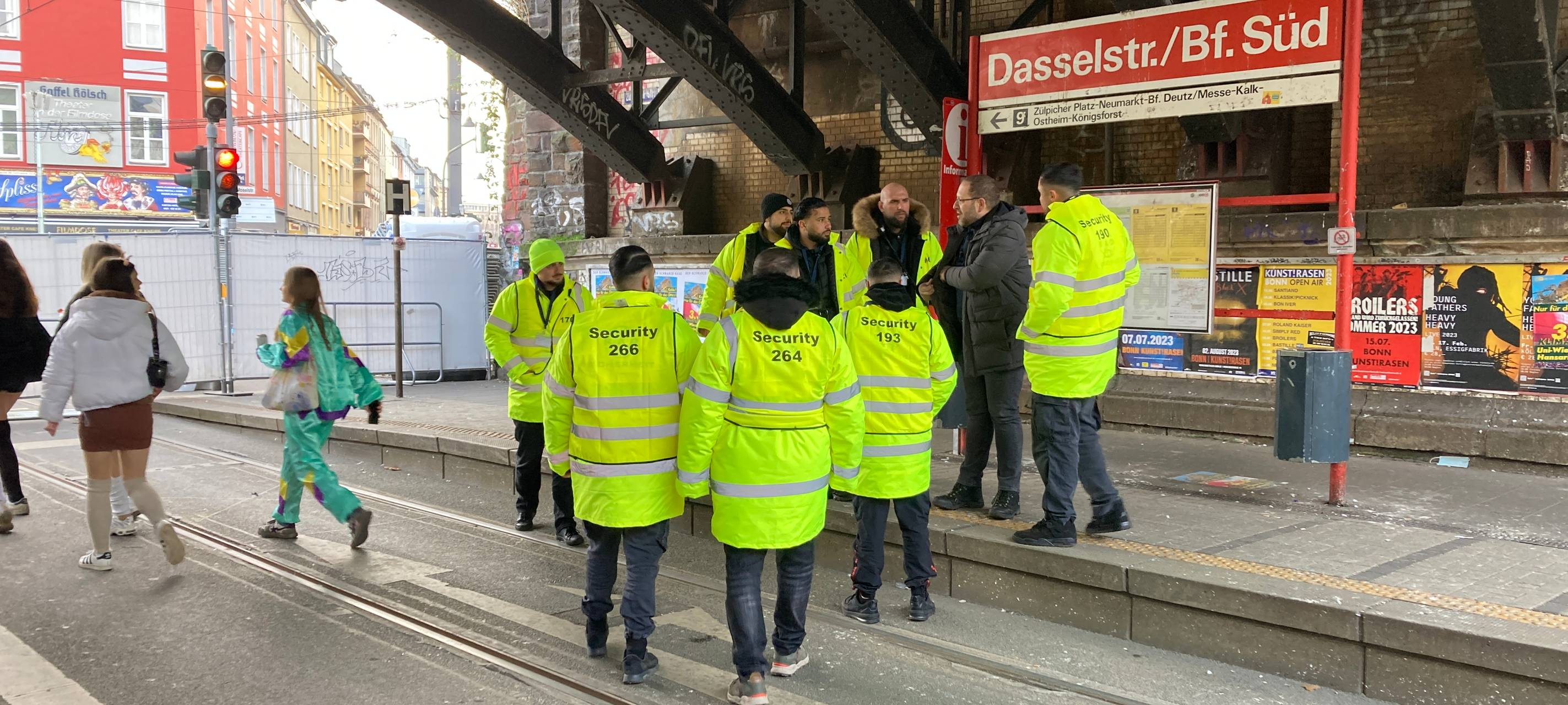 Einsatzkräfte an Karnevalstagen im Großaufgebot