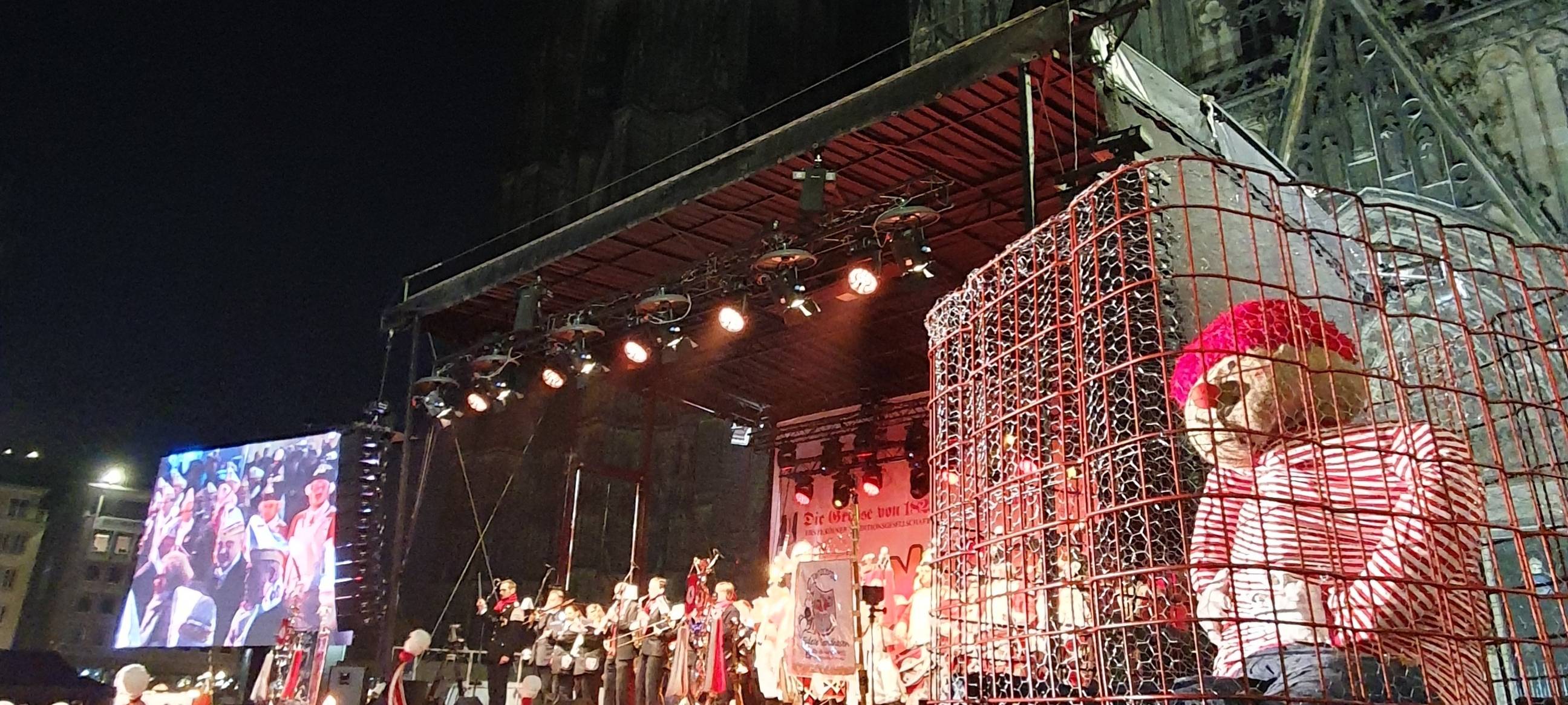 Große Nubbelverbrennung am Dom