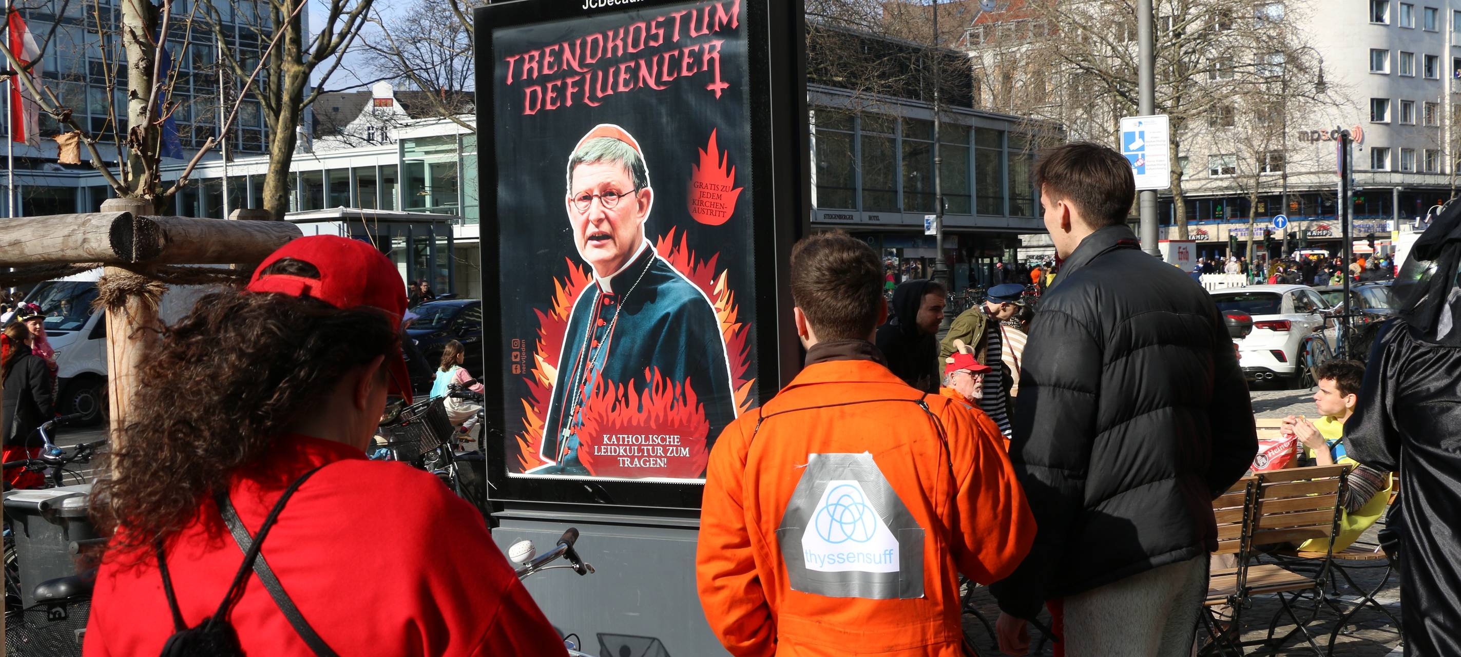 Satire-Plakate nehmen Woelki auf den Arm