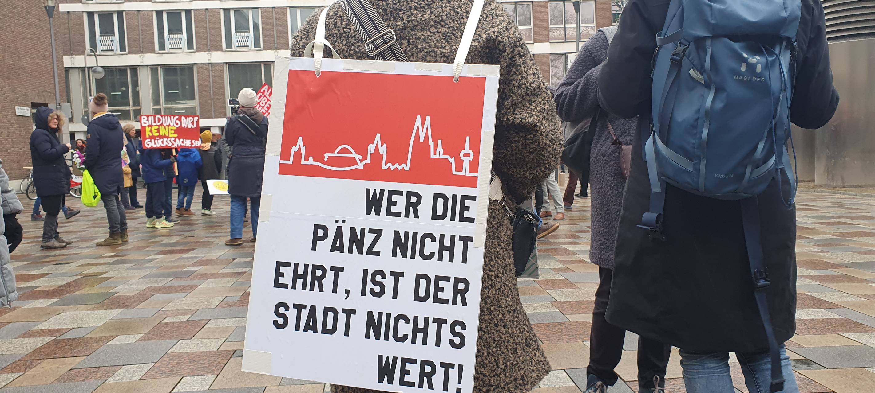Eltern demonstrieren in Schulausschusssitzung