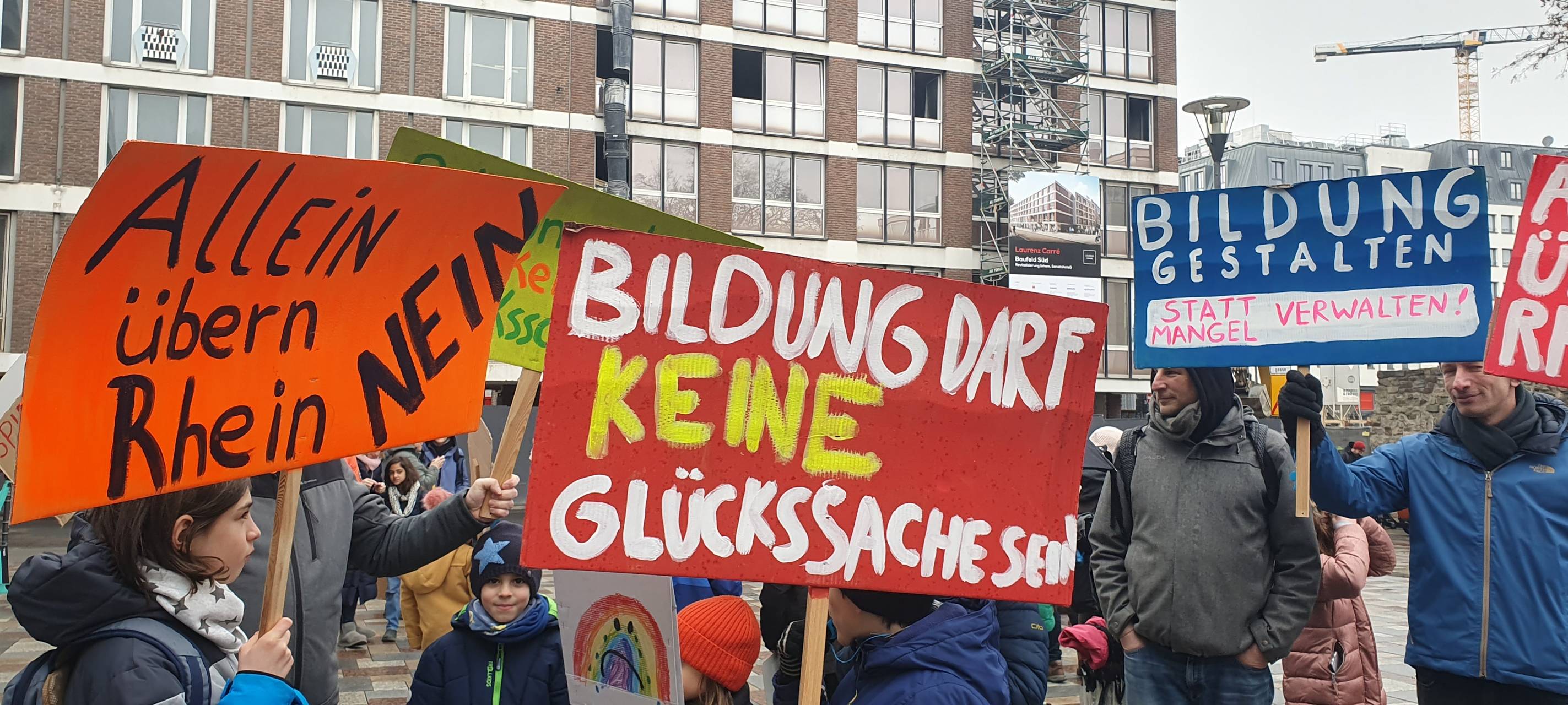Eltern demonstrieren in Schulausschusssitzung