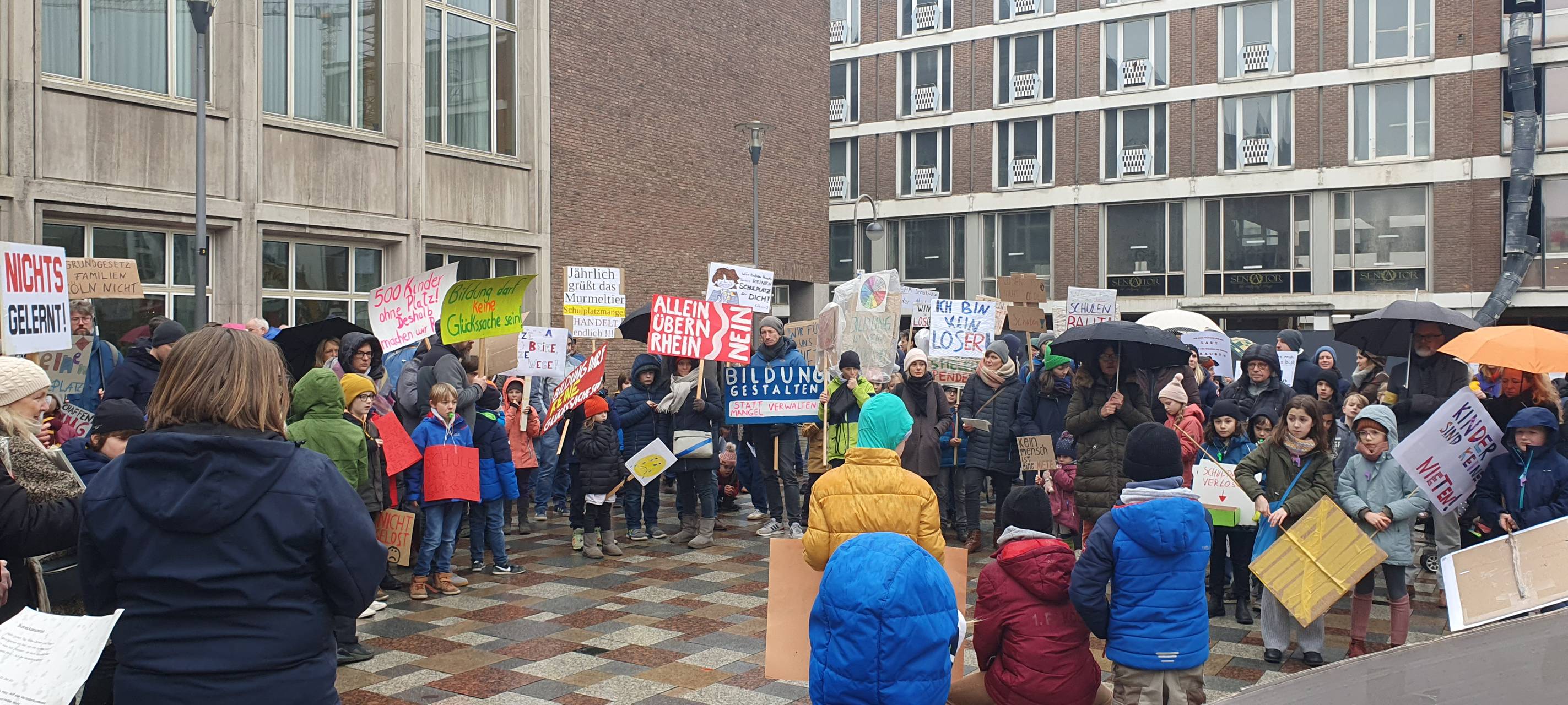 Eltern demonstrieren in Schulausschusssitzung