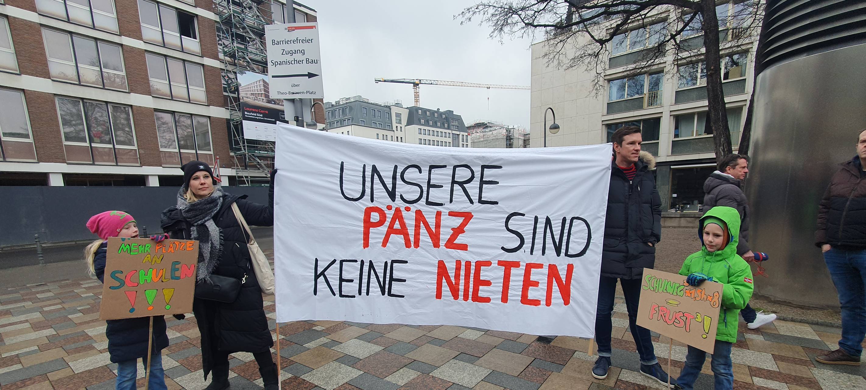 Eltern demonstrieren in Schulausschusssitzung