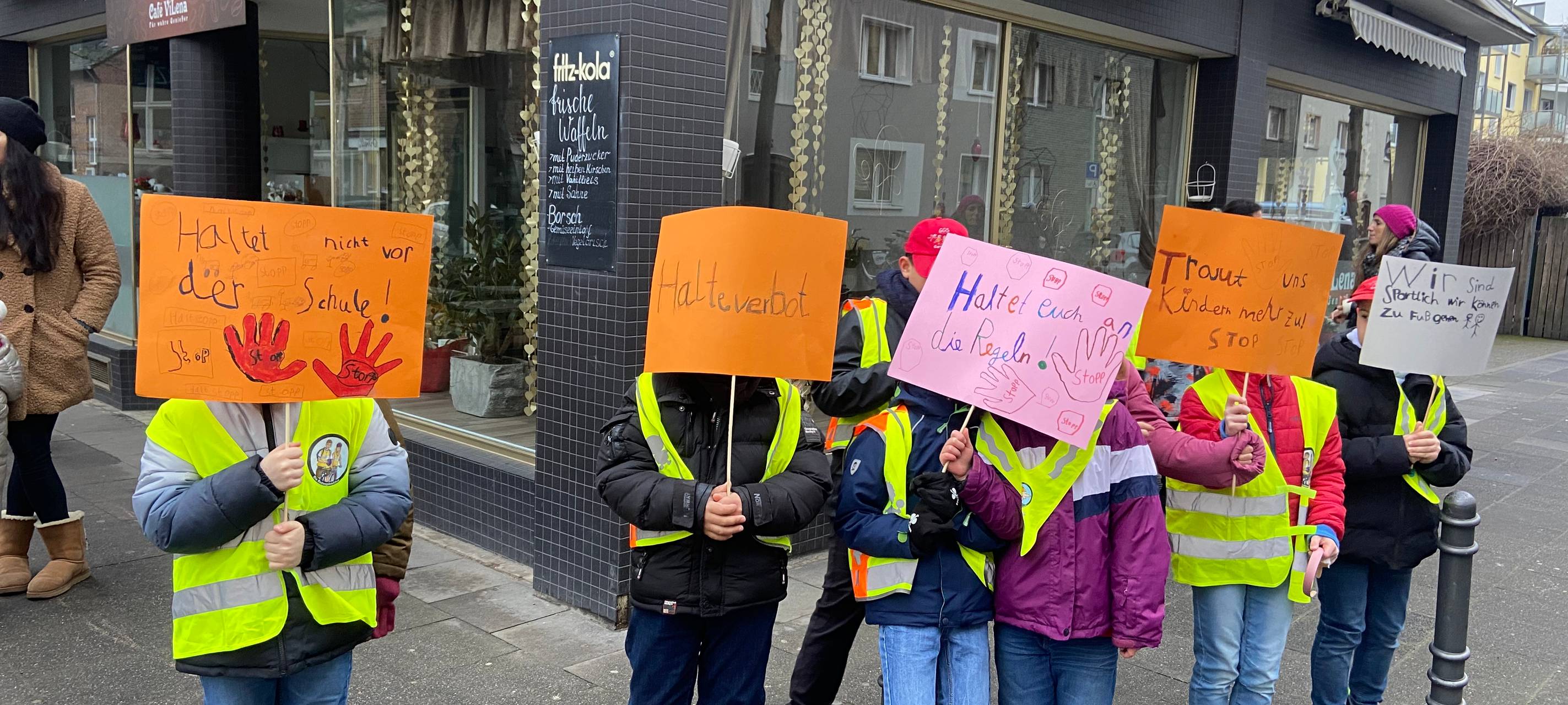 Kinder protestieren gegen „Eltern-Taxis“