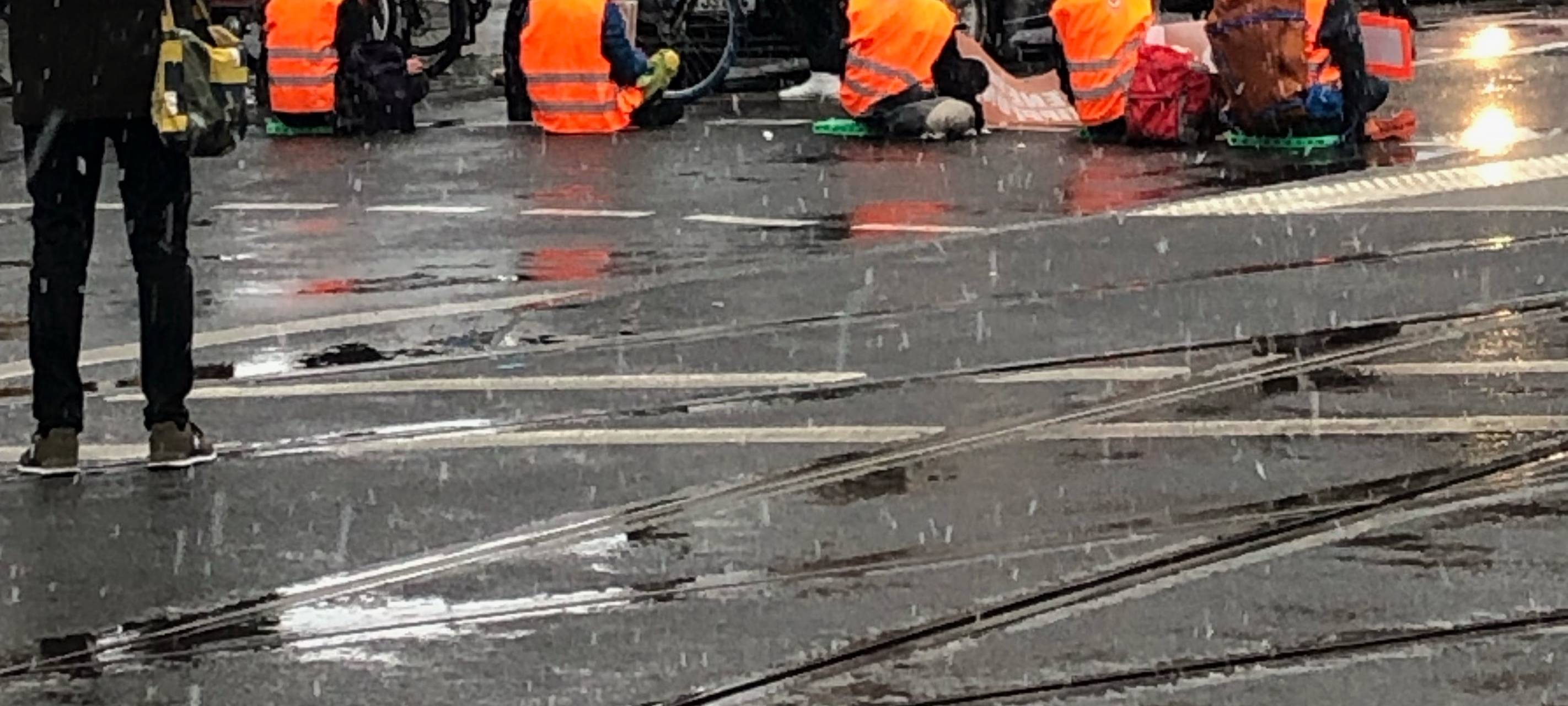„Letzte Generation“ blockiert Verkehr am Zülpicher Platz