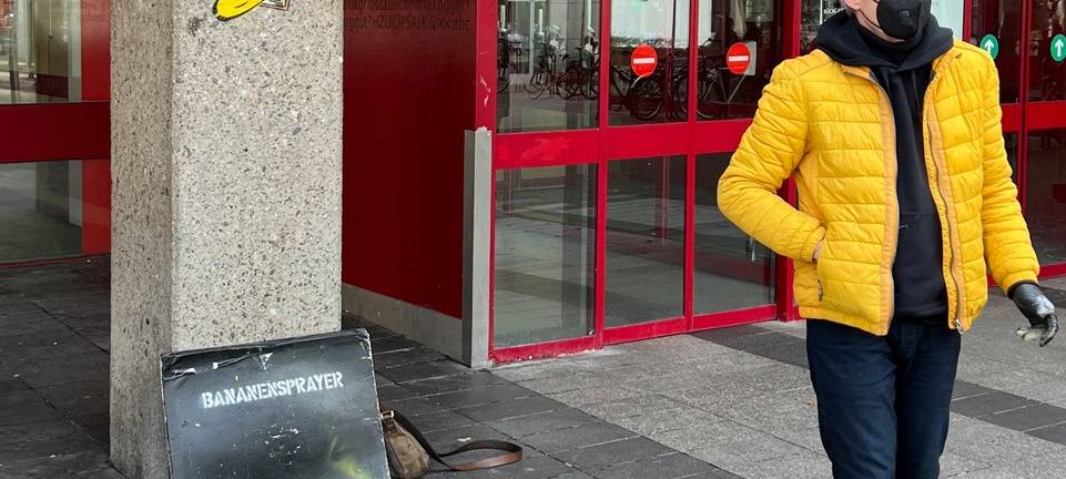 Gelbe Spray-Banane für den Erhalt der Stadtbibliothek