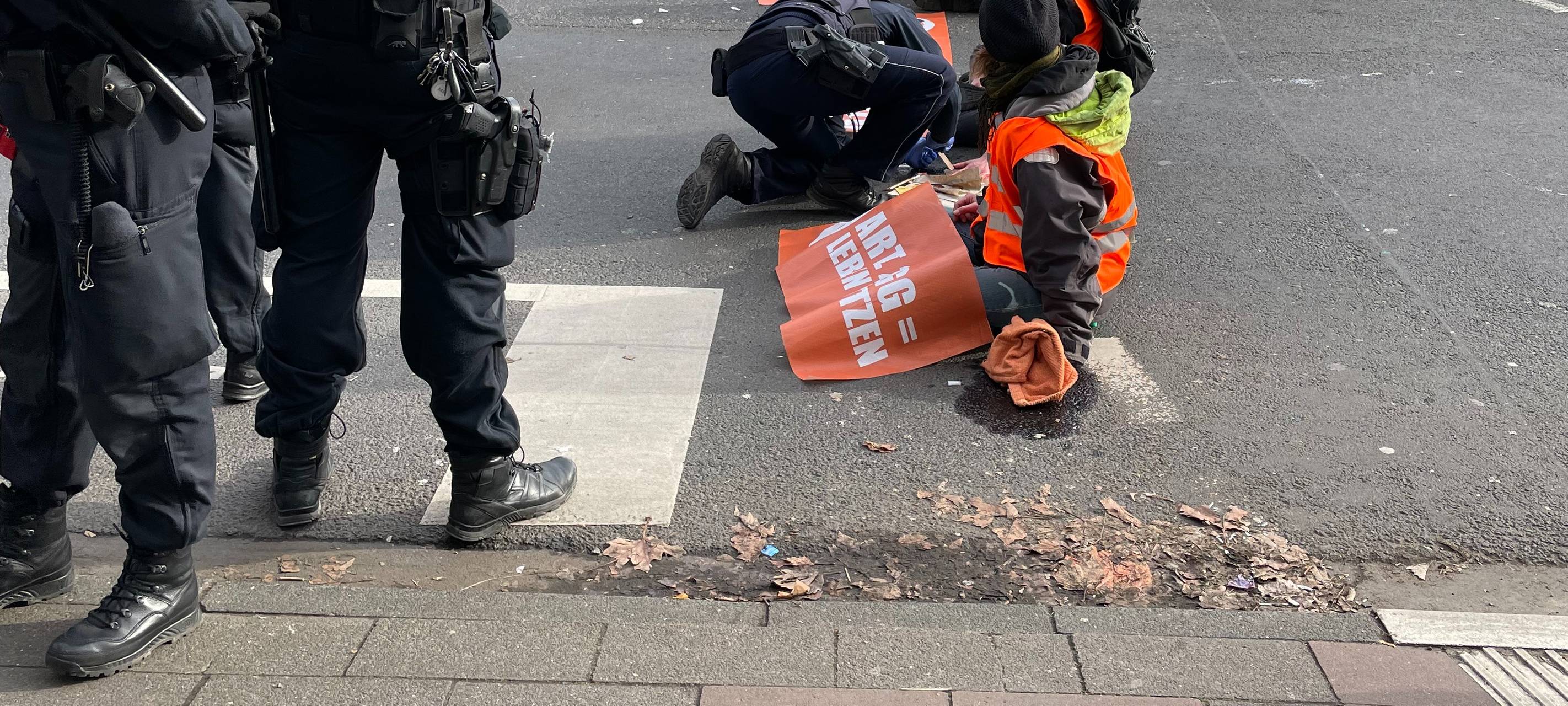 "Letzte Generation" blockiert Sülzgürtel