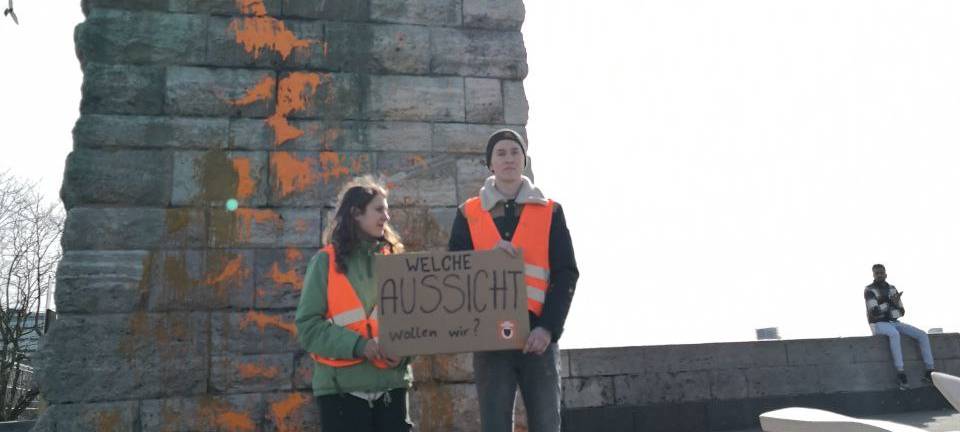 „Letzte Generation“ beschmiert Denkmal an Hohenzollernbrücke