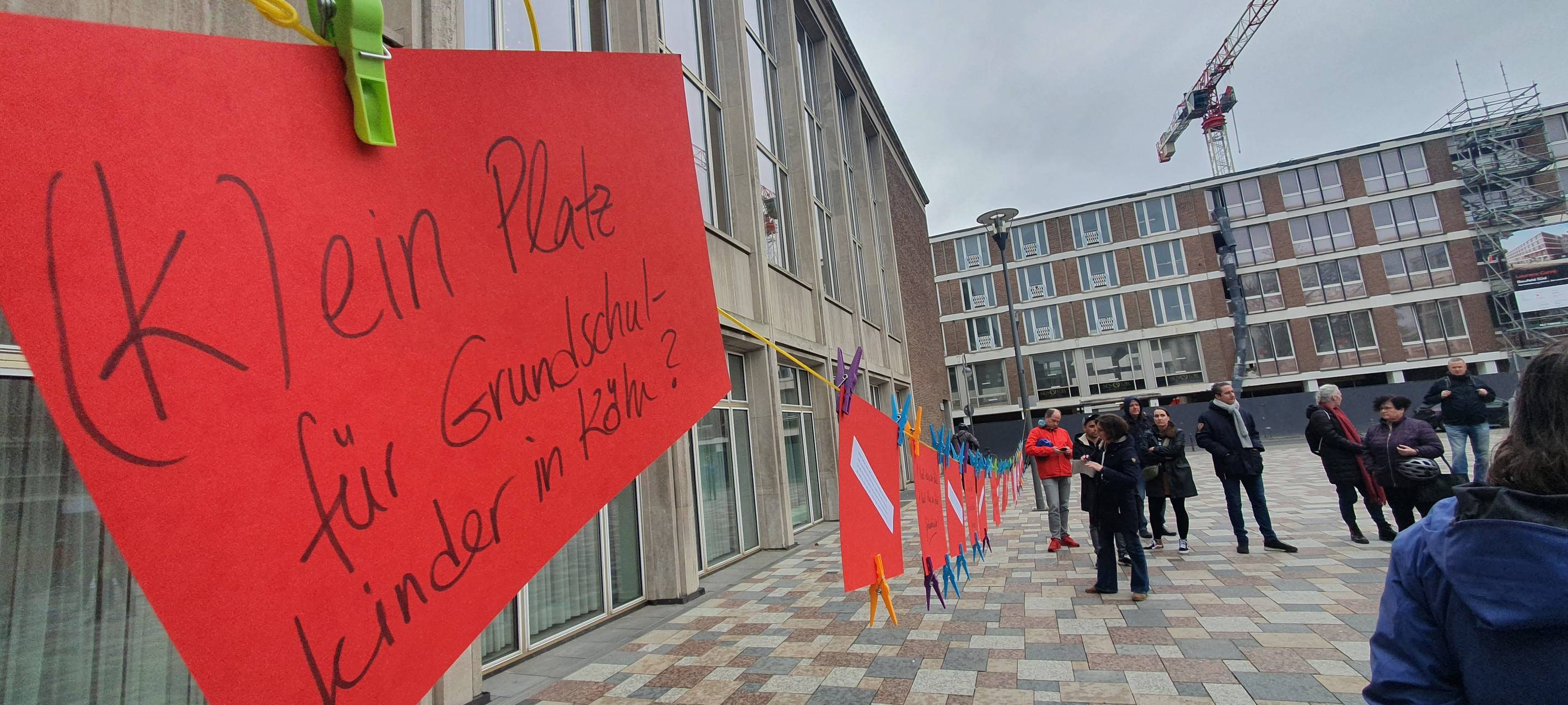 Fehlende Grundschulplätze: Protestaktion am Rathaus