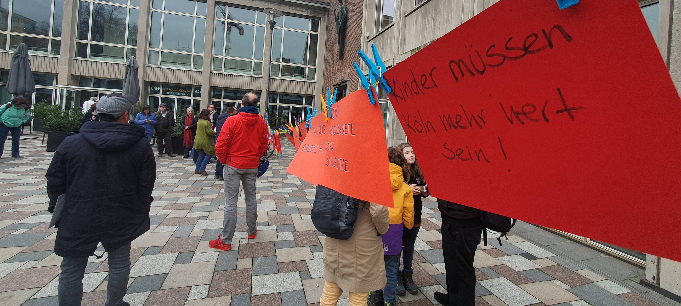 Fehlende Grundschulplätze: Protestaktion am Rathaus