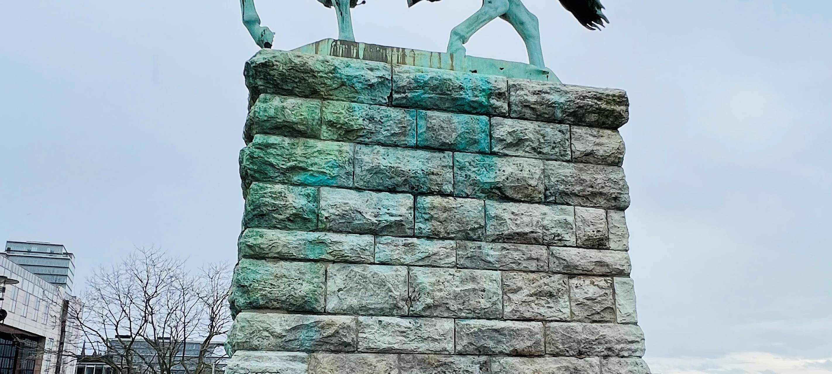 Reiterdenkmal von orangener Farbe befreit